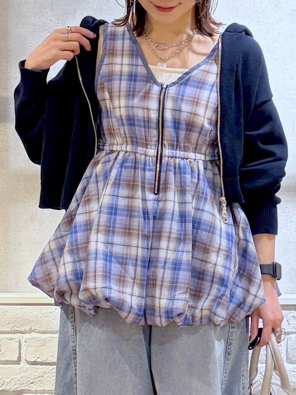 ホワイト系のスニーカー、ホワイト系のボストンバッグ、ブルー系のパーカーを着用したレディースの春コーディネートの2枚目の写真