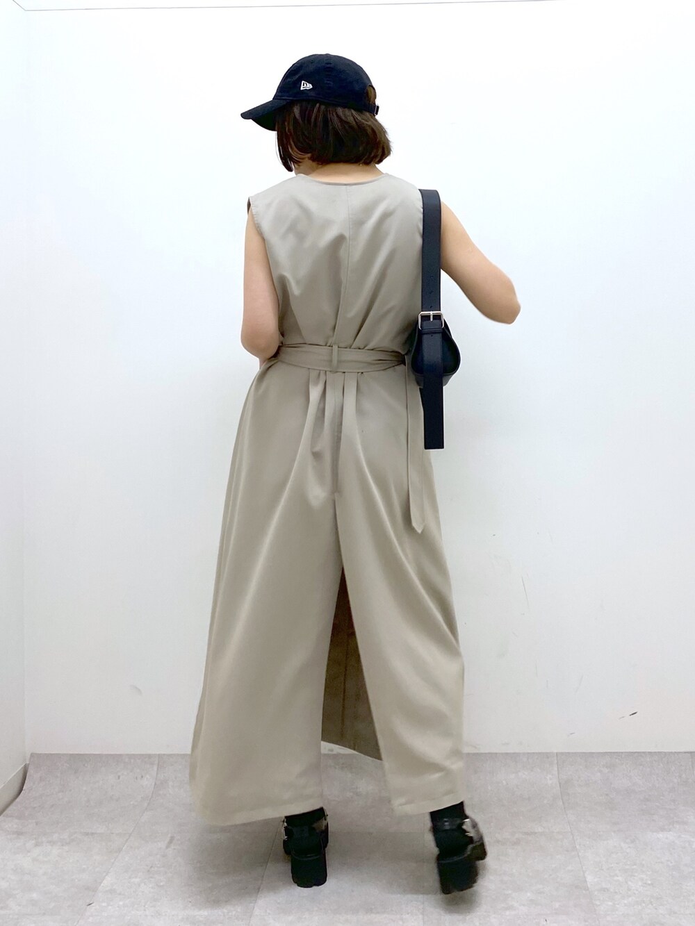 ベージュ系のジャケット/アウター、その他のトップス、ブラック系のローファーを着用したレディースの春コーディネートの4枚目の写真