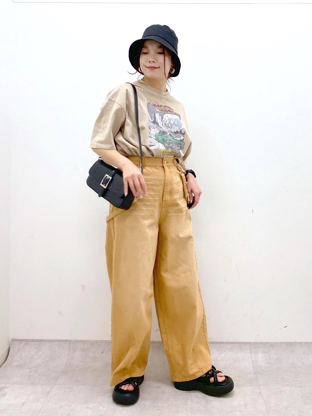 ベージュ系のTシャツ/カットソー、ベージュ系のデニムパンツ、ブラック系のサンダルを着用したレディースの春コーディネートの7枚目の写真