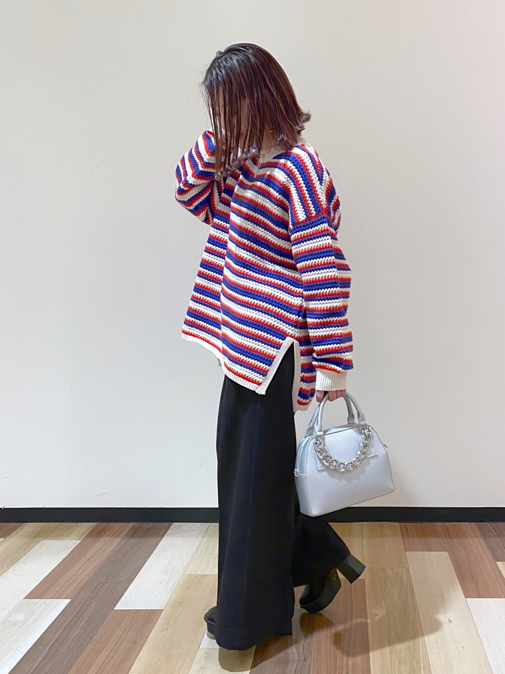 その他のニット/セーター、シルバー系のショルダーバッグ、ブラック系のスラックスを着用したレディースの冬コーディネートの3枚目の写真