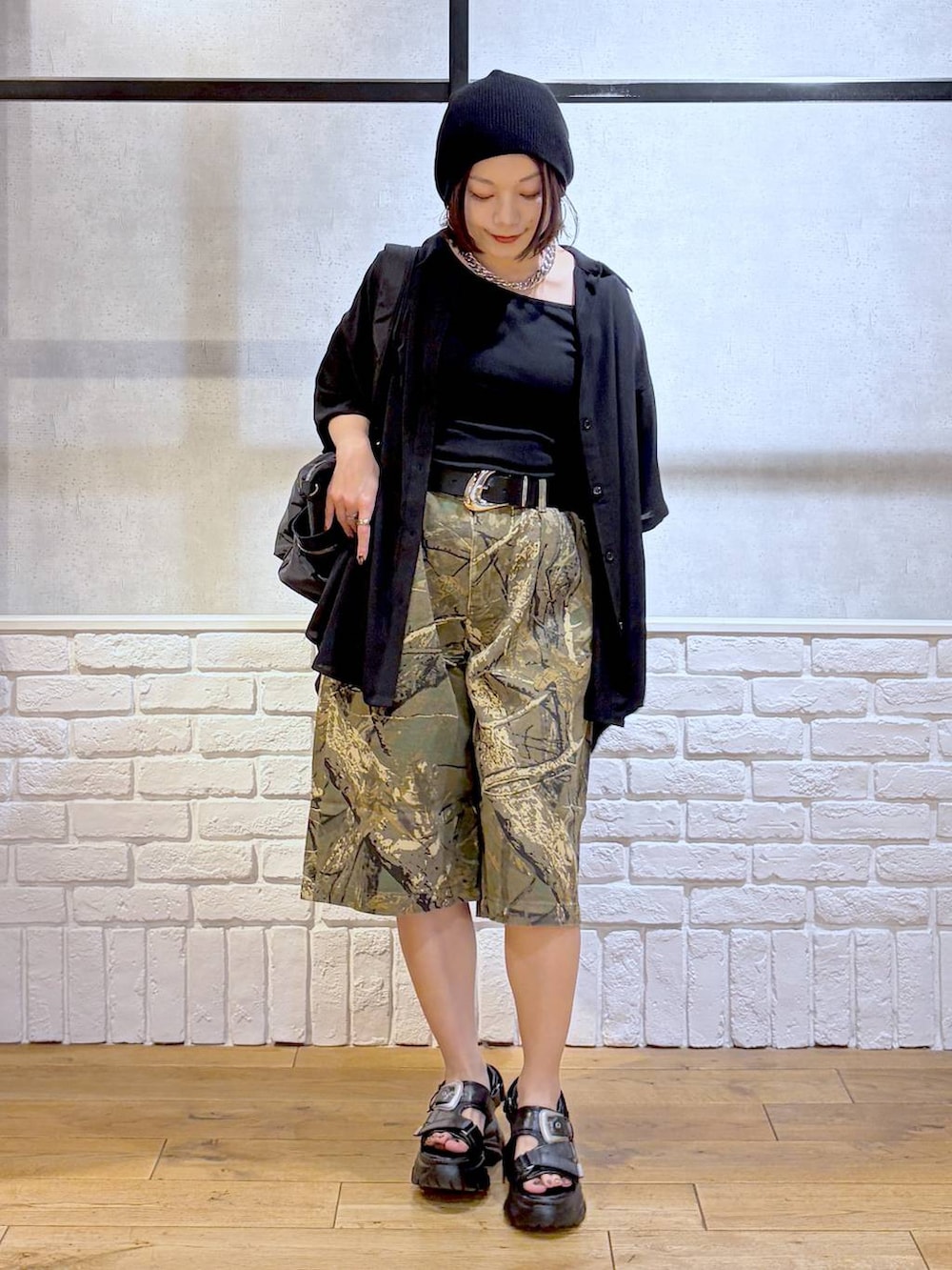ブラック系のボストンバッグ、その他のデニムパンツ、ブラック系のサンダルを着用したレディースの夏コーディネートの8枚目の写真