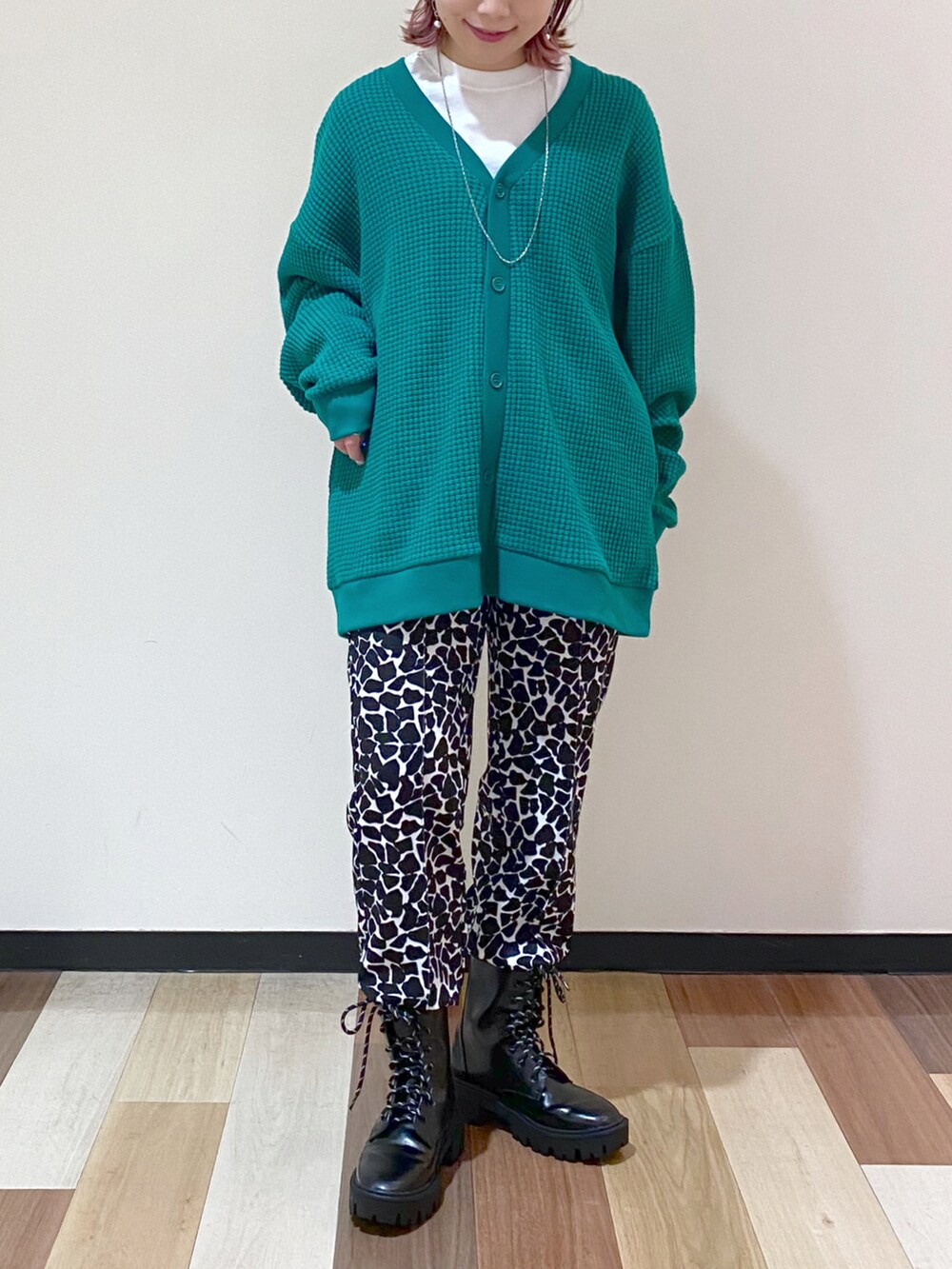 ブラック系のその他パンツ、ブラック系のブーツ、グリーン系のカーディガン/ボレロを着用したレディースの冬コーディネートの5枚目の写真