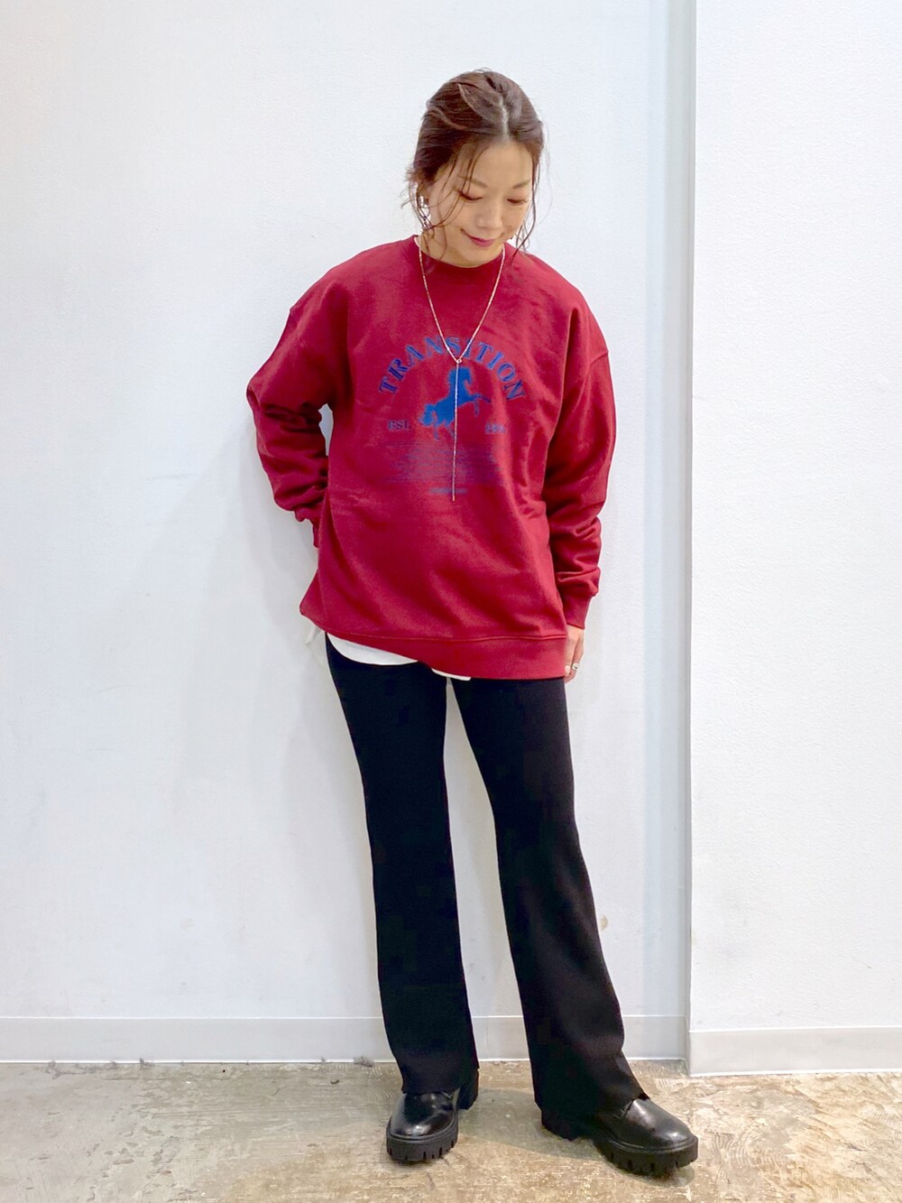 グレー系のブルゾン、ブラック系のその他パンツ、ブラック系のブーツを着用したレディースの秋コーディネートの4枚目の写真