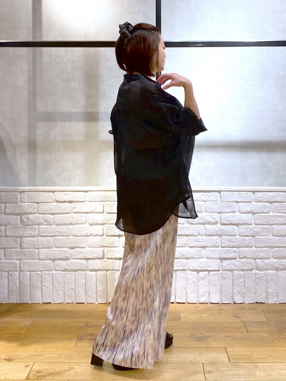 ホワイト系のタンクトップ、ブラック系のシャツ/ブラウス、パープル系のその他パンツを着用したレディースの春コーディネートの7枚目の写真