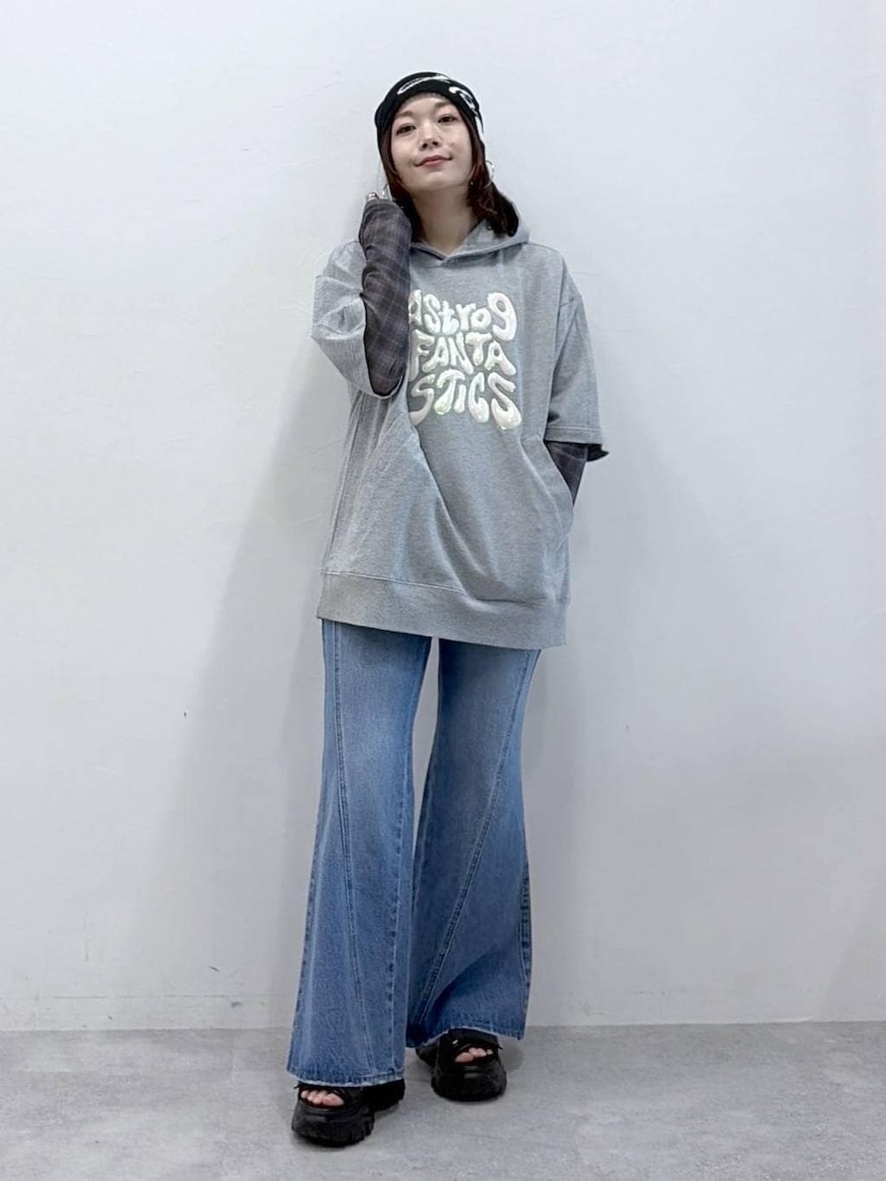 ブルー系のデニムパンツ、ブラック系のサンダル、グレー系のTシャツ/カットソーを着用したレディースの春コーディネートの9枚目の写真