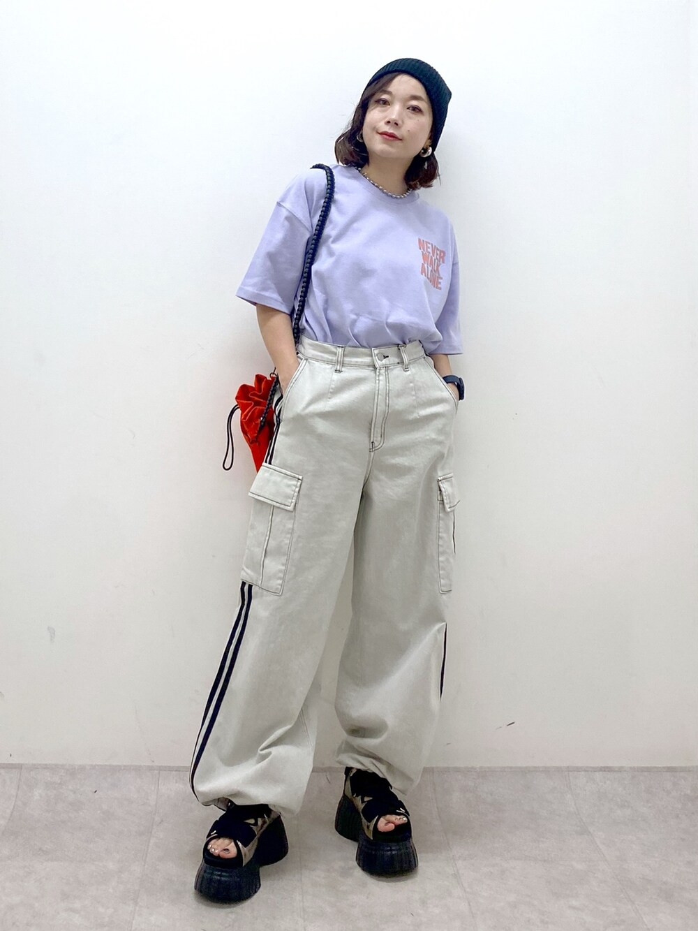 パープル系のTシャツ/カットソー、ホワイト系のデニムパンツ、その他のスニーカーを着用したレディースの夏コーディネートの4枚目の写真