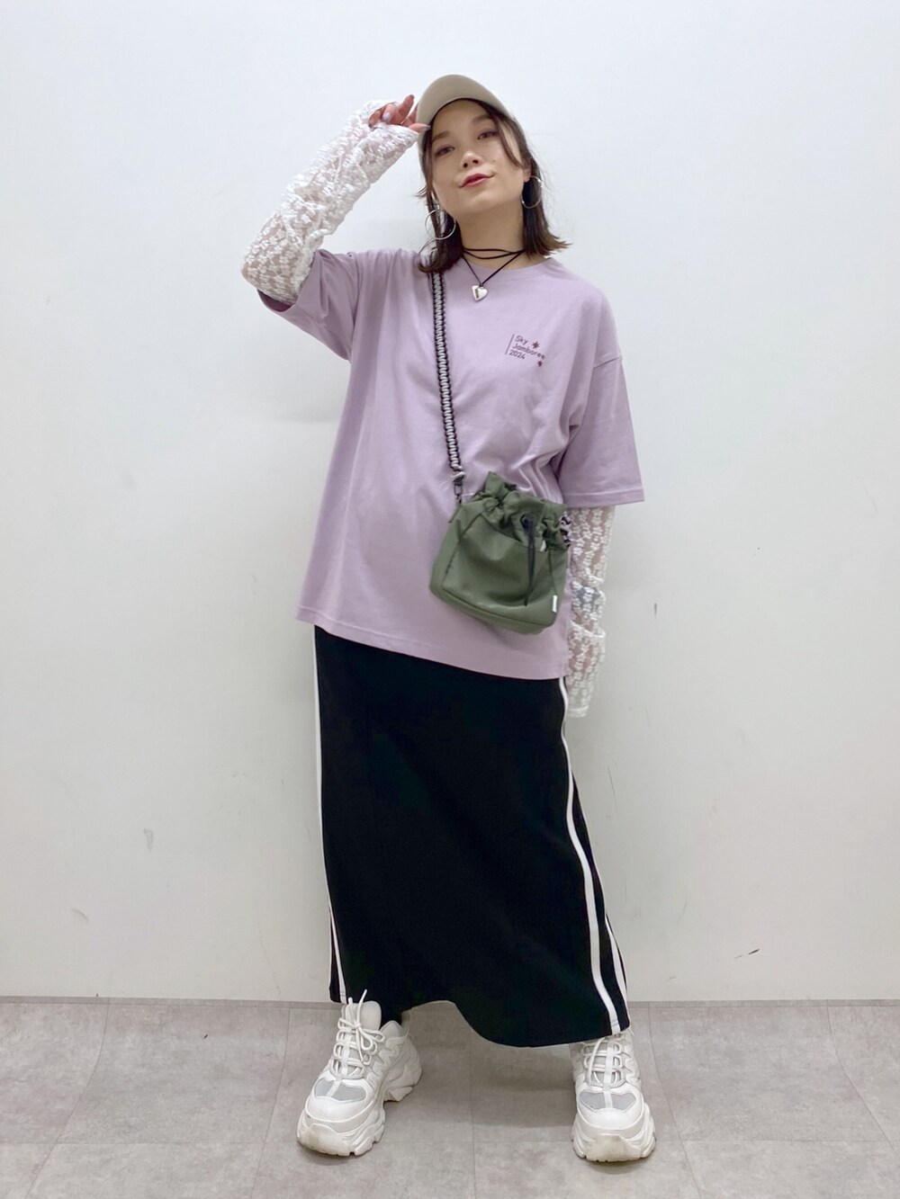 ブラック系のスカート、ホワイト系のスニーカー、ホワイト系のTシャツ/カットソーを着用したレディースの夏コーディネートの8枚目の写真