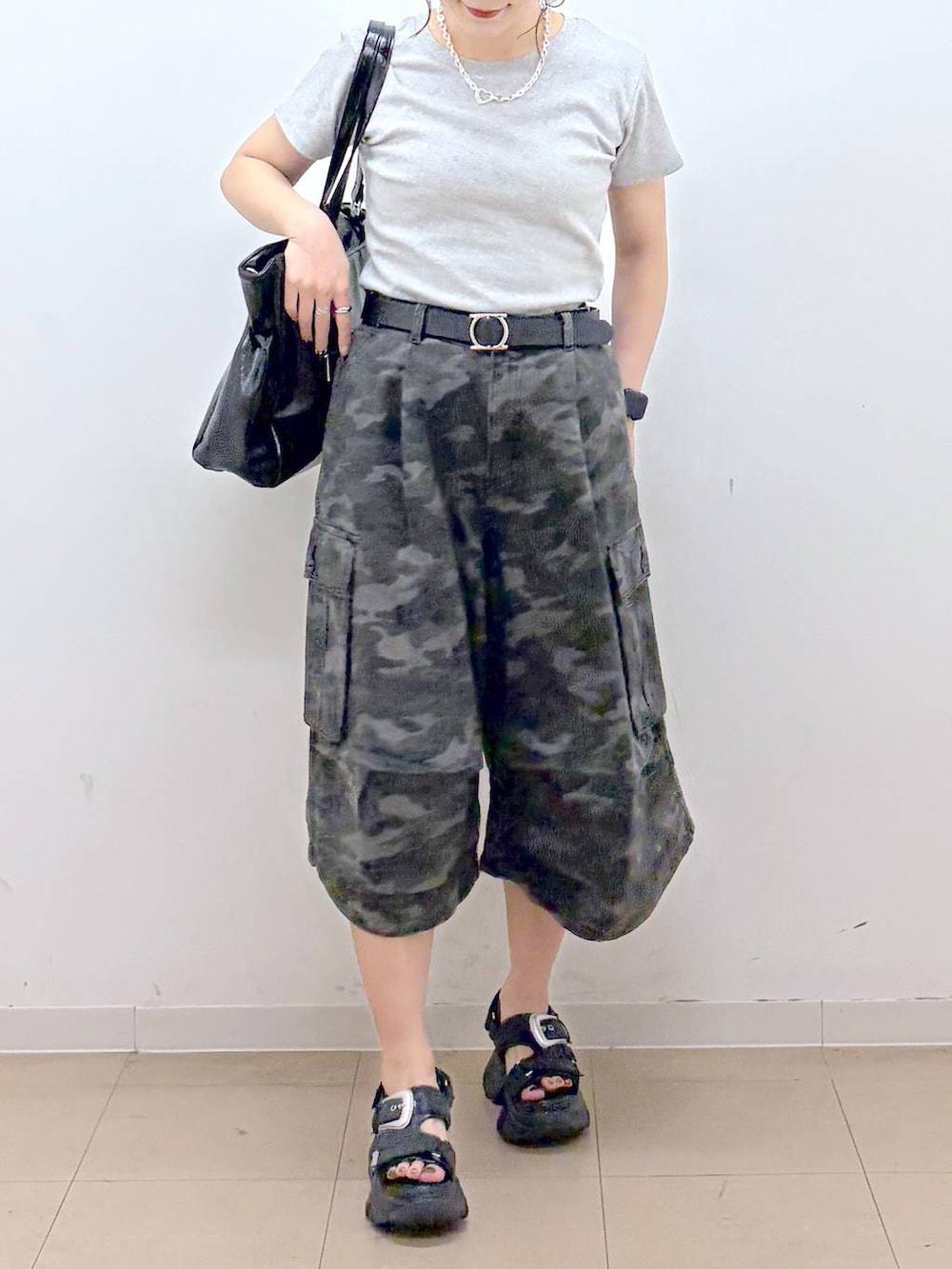 ブラック系のパーカー、グレー系のTシャツ/カットソー、ブラック系のサンダルを着用したレディースの夏コーディネートの4枚目の写真