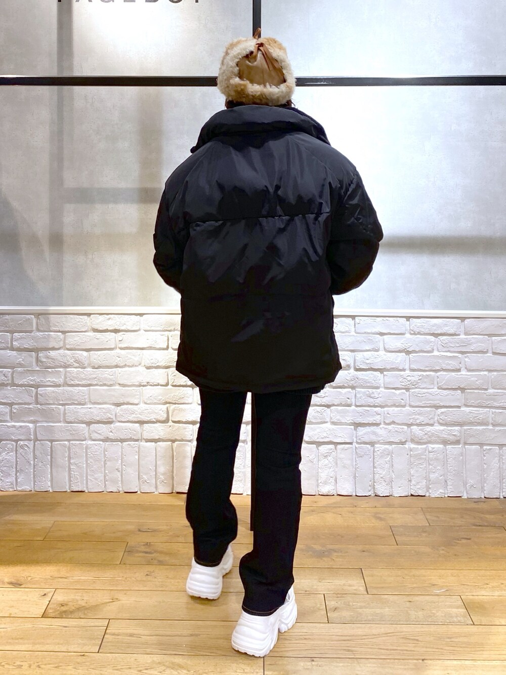 ブルー系のニット/セーター、ブラック系のブルゾン、ブルー系のデニムパンツを着用したレディースの冬コーディネートの6枚目の写真