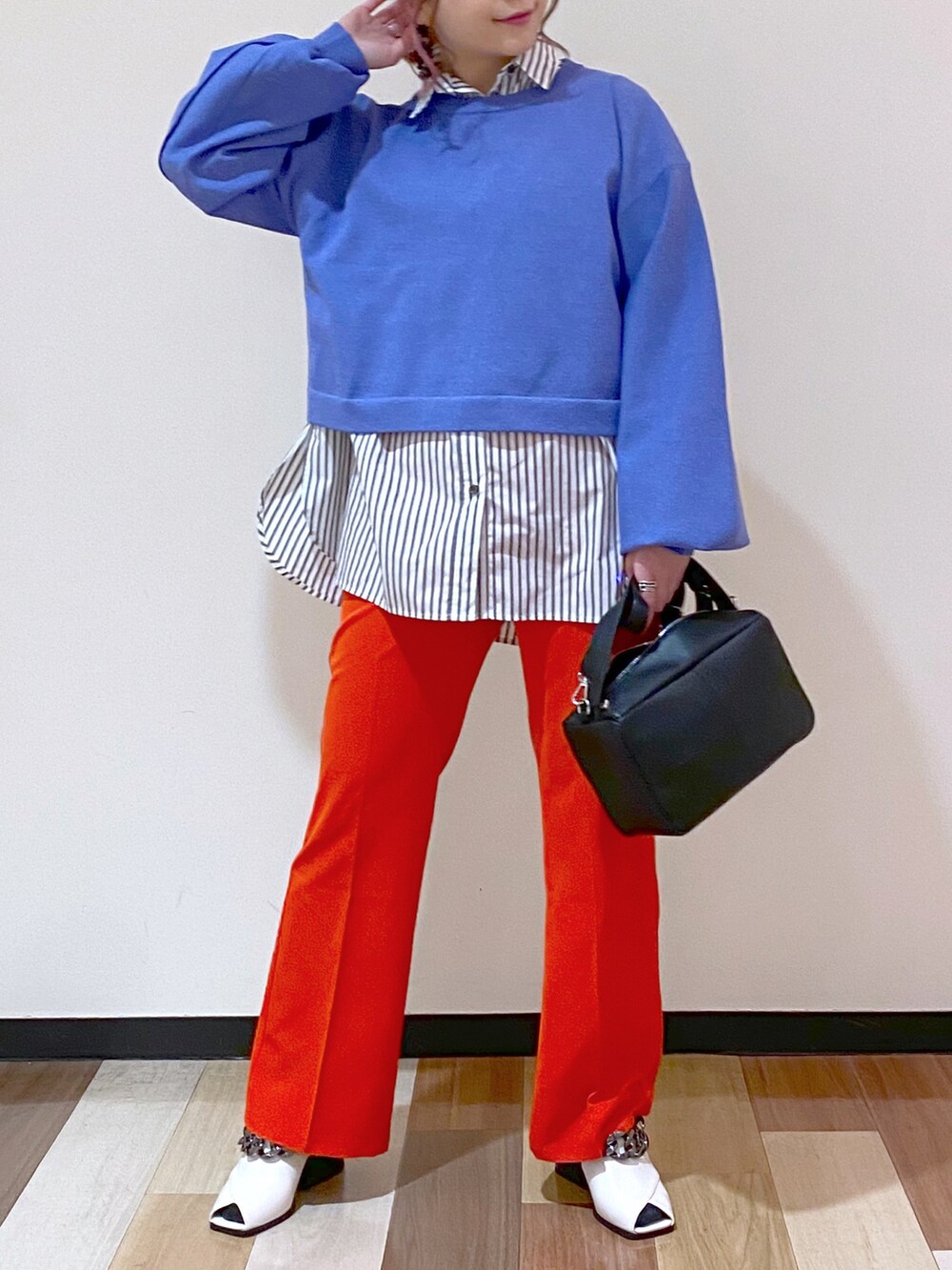 ホワイト系のパンプス、ブルー系のニット/セーター、グレー系のシャツ/ブラウスを着用したレディースの冬コーディネートの5枚目の写真