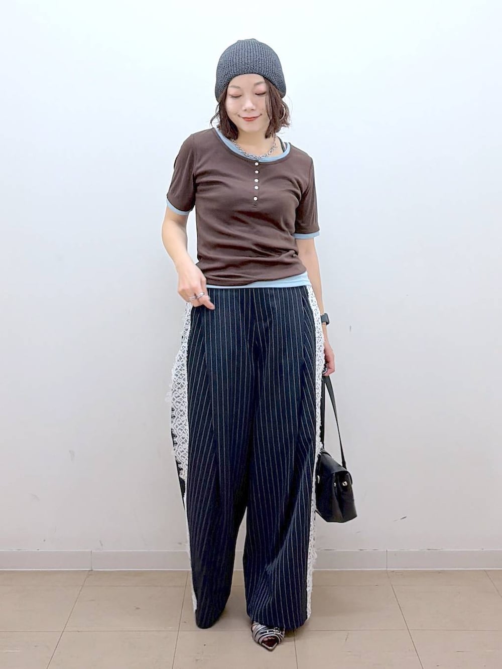 その他のサンダル、ブルー系のスラックス、ブラウン系のTシャツ/カットソーを着用したレディースの夏コーディネートの9枚目の写真