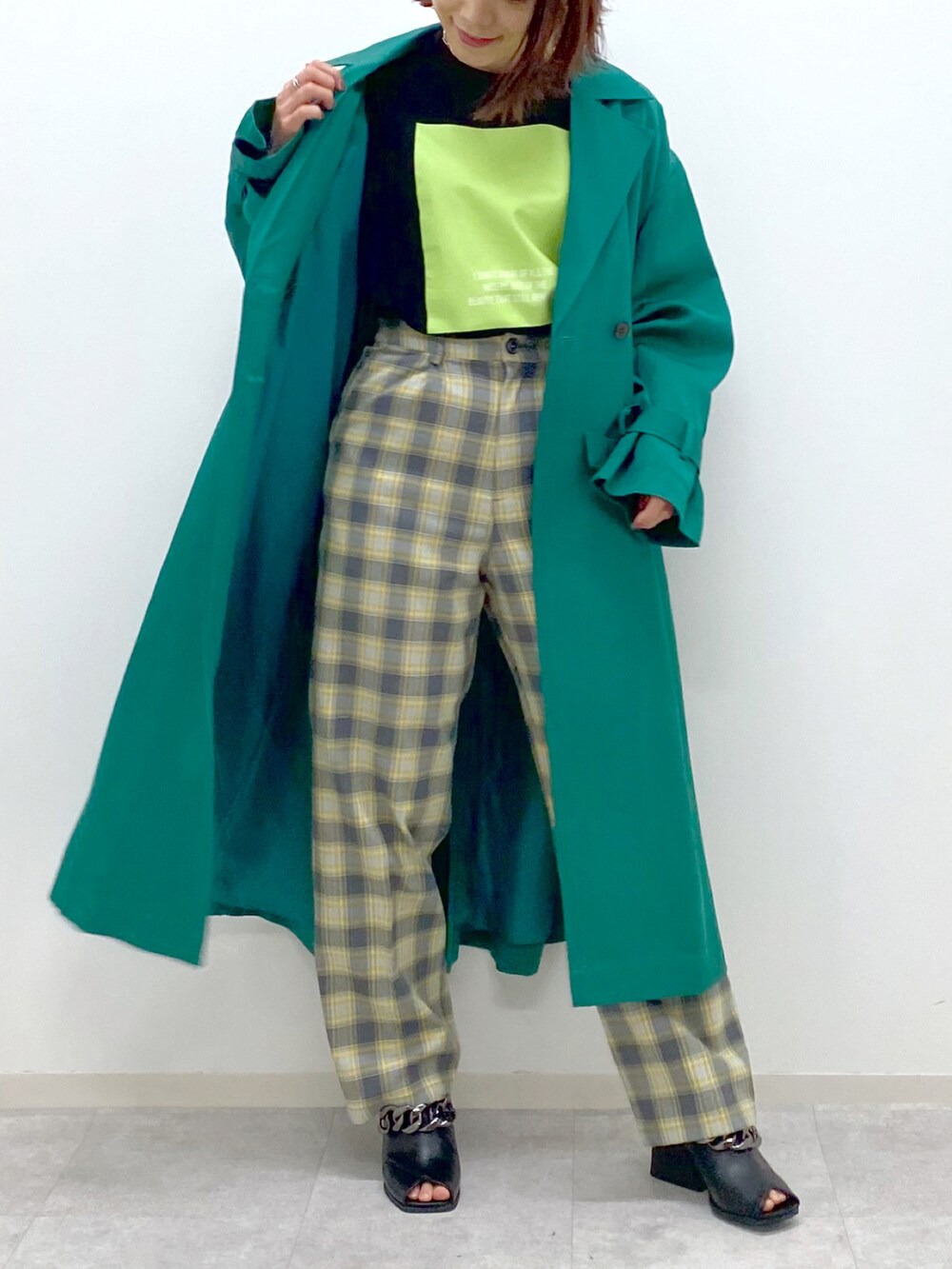 ブラック系のTシャツ/カットソー、グレー系のスラックス、ブラック系のパンプスを着用したレディースの春コーディネートの5枚目の写真