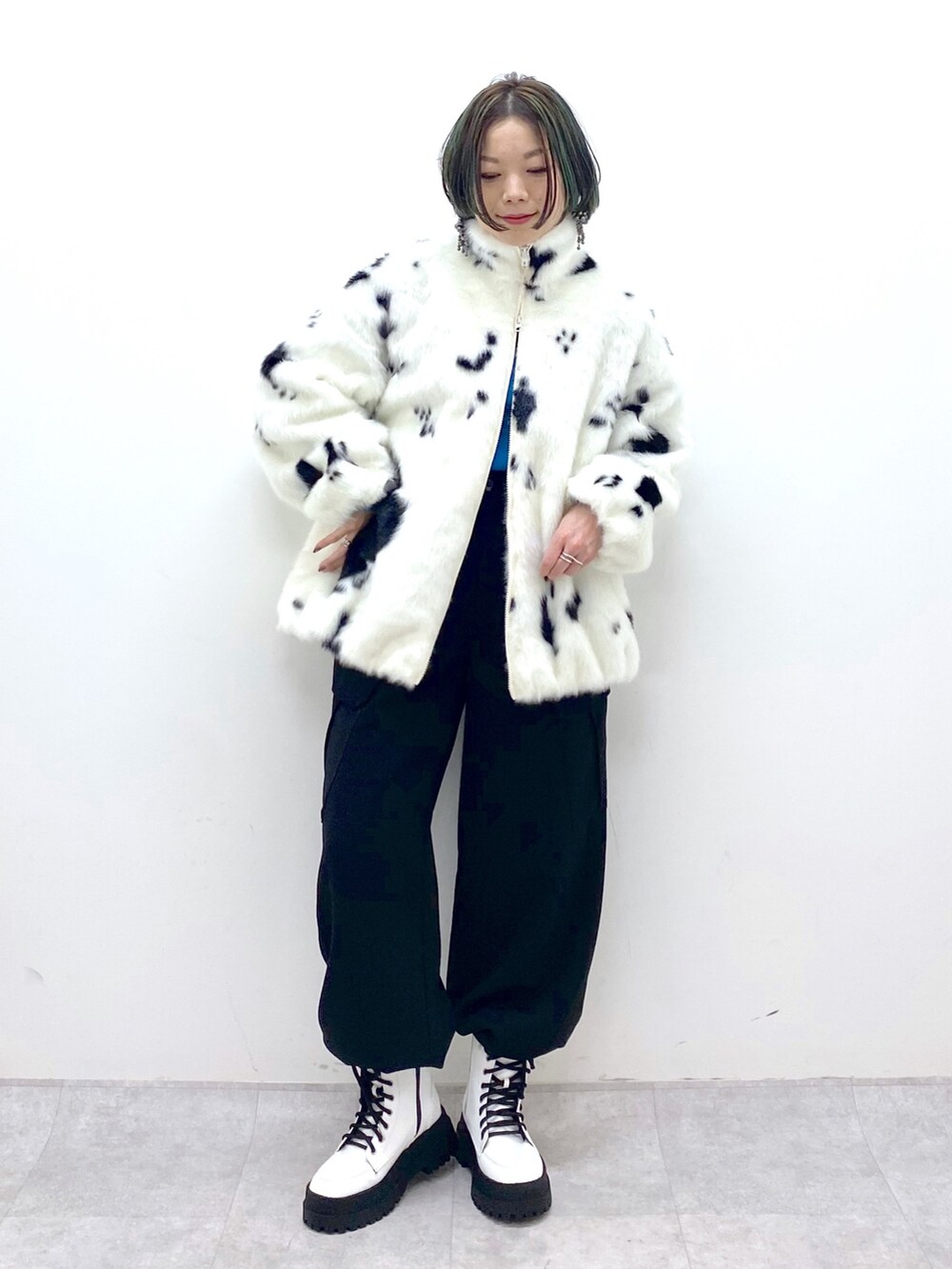 ブラック系のカーゴパンツ、ホワイト系のシューズ、ブルー系のトップスを着用したレディースの秋コーディネートの2枚目の写真