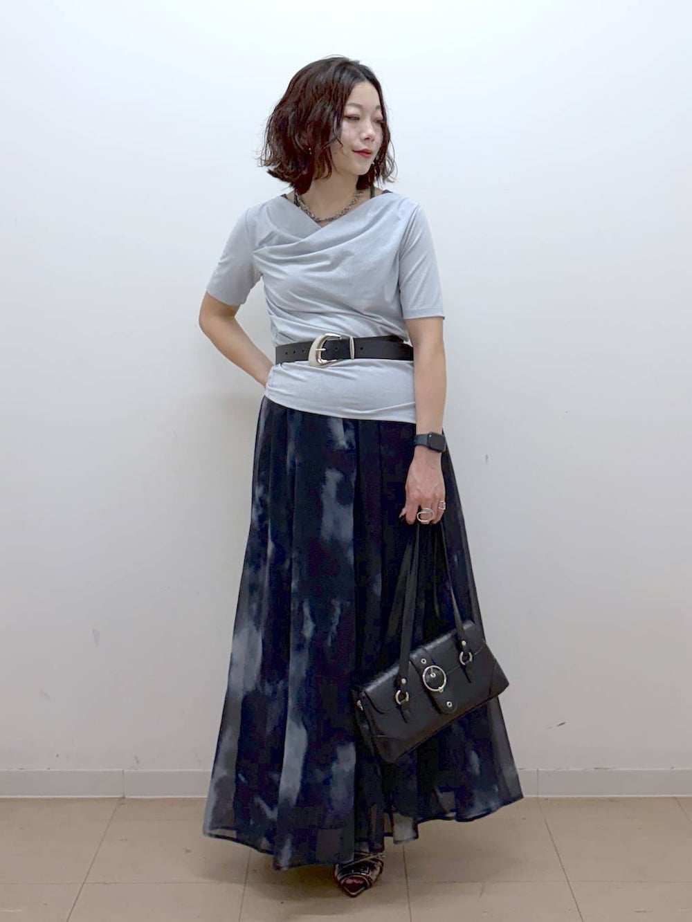 ブラック系のスカート、その他のサンダル、ブルー系のTシャツ/カットソーを着用したレディースの夏コーディネートの9枚目の写真