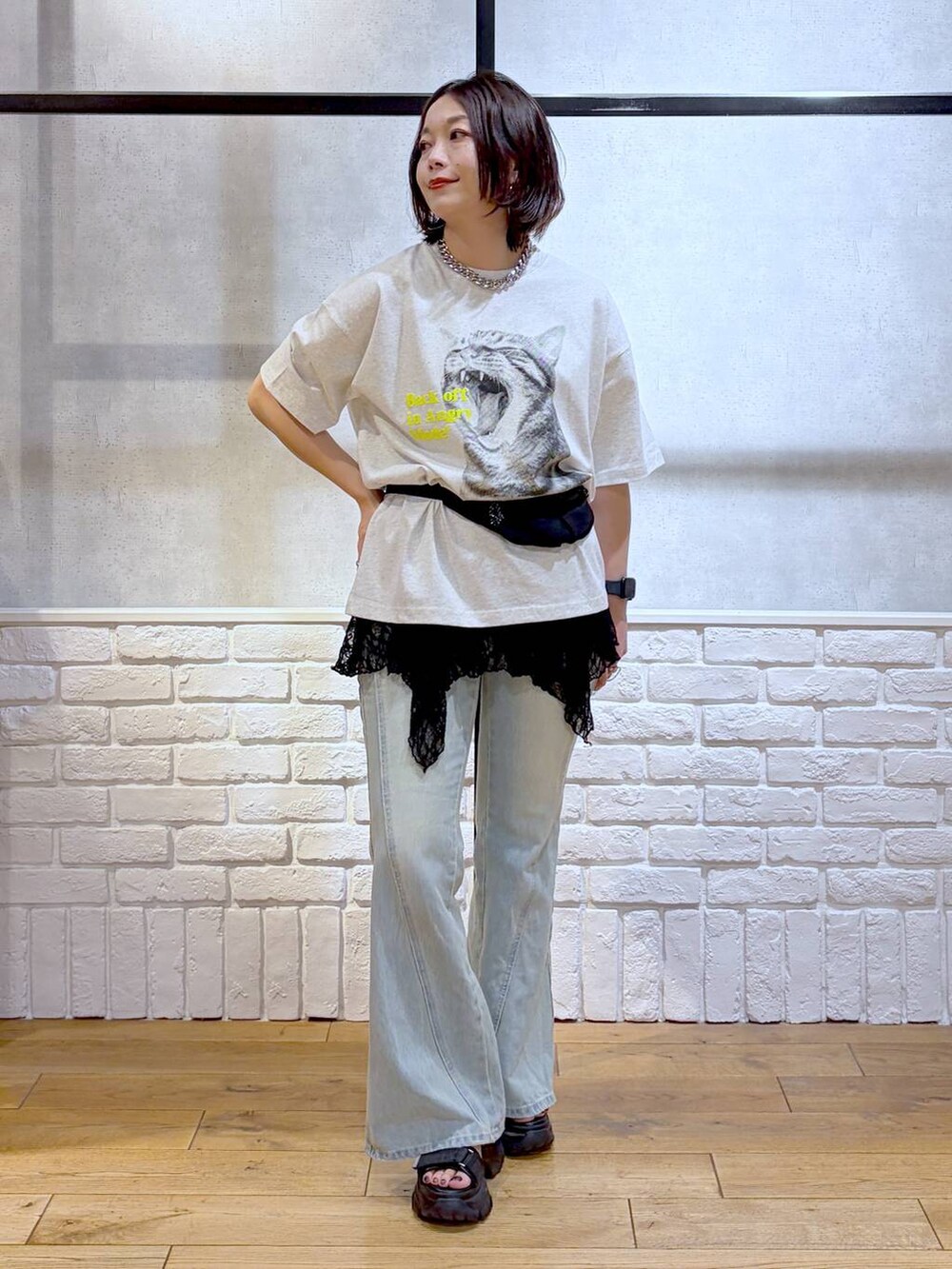 グレー系のTシャツ/カットソー、ブルー系のデニムパンツ、ブラック系のボディバッグ/ウエストポーチを着用したレディースの春コーディネートの8枚目の写真