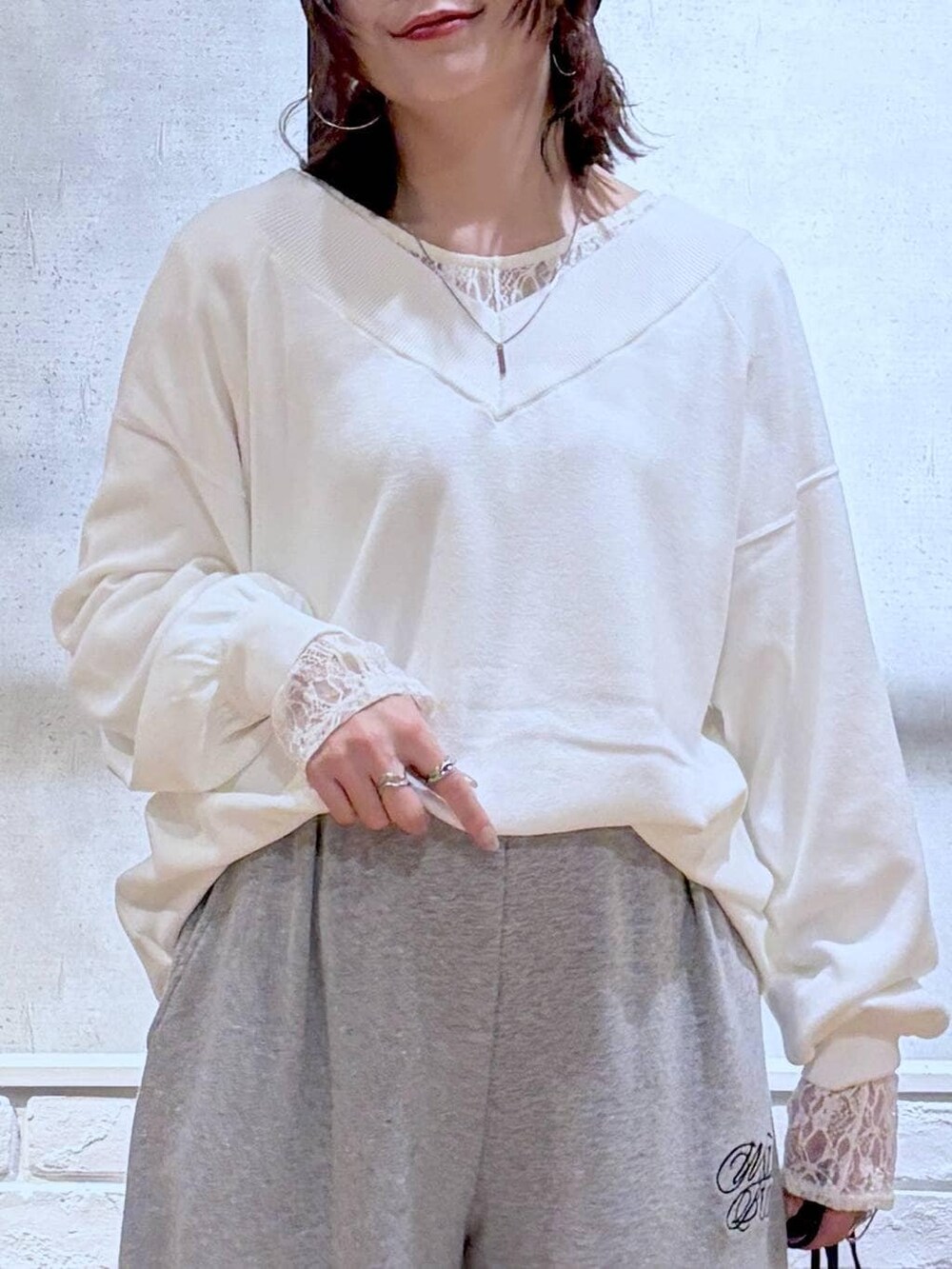 ブラック系のブーツ、グレー系のスウェットパンツ、ホワイト系のTシャツ/カットソーを着用したレディースの冬コーディネートの2枚目の写真