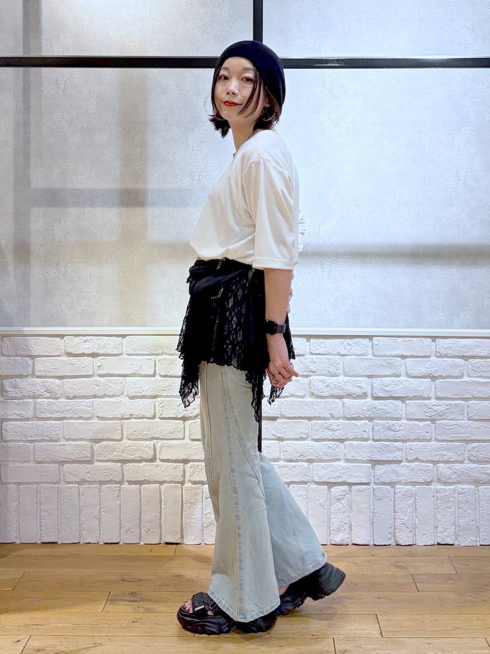 ホワイト系のTシャツ/カットソー、ブルー系のデニムパンツ、ブラック系のTシャツ/カットソーを着用したレディースの夏コーディネートの5枚目の写真