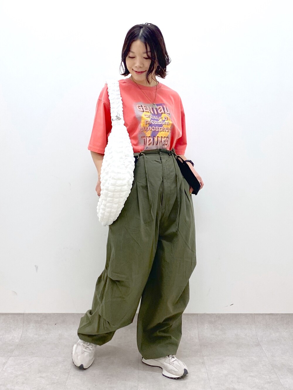 グリーン系のその他パンツ、ホワイト系のバッグ、レッド系のTシャツ/カットソーを着用したレディースの春コーディネートの5枚目の写真