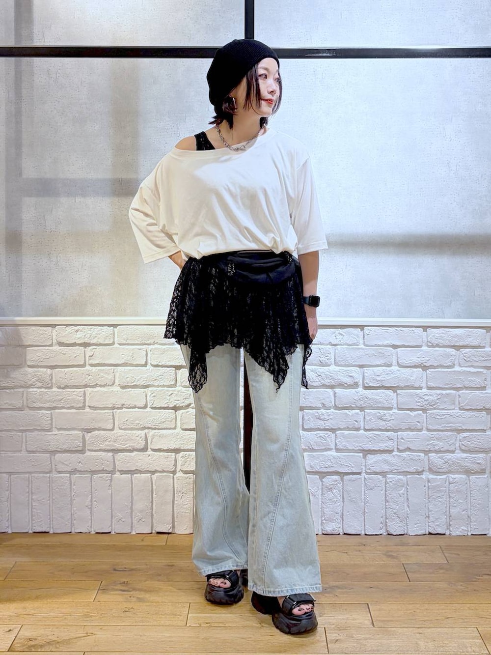 ホワイト系のTシャツ/カットソー、ブルー系のデニムパンツ、ブラック系のTシャツ/カットソーを着用したレディースの夏コーディネートの8枚目の写真