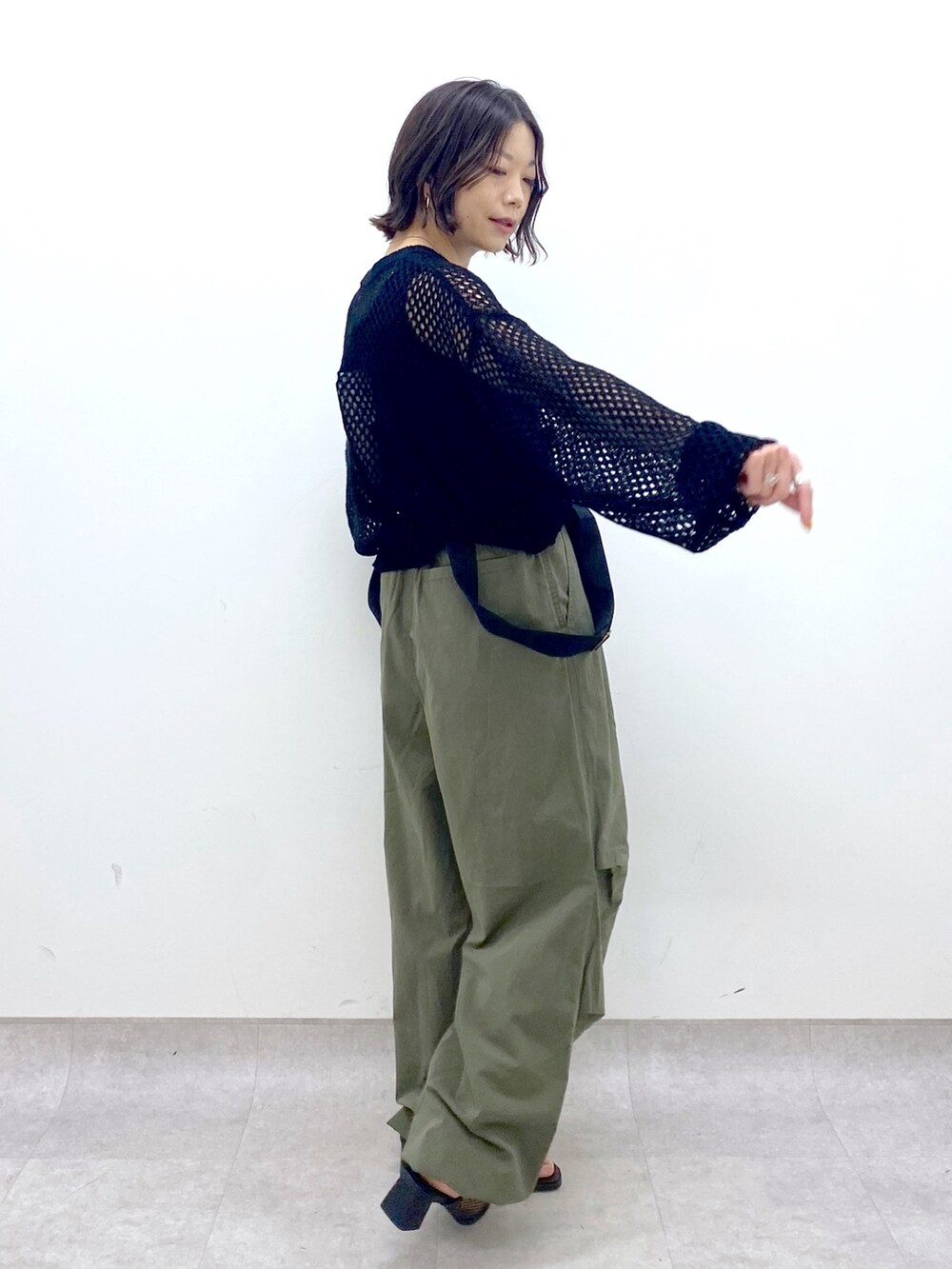 グリーン系のその他パンツ、ブラック系のシューズ、ブラック系のニット/セーターを着用したレディースの春コーディネートの4枚目の写真