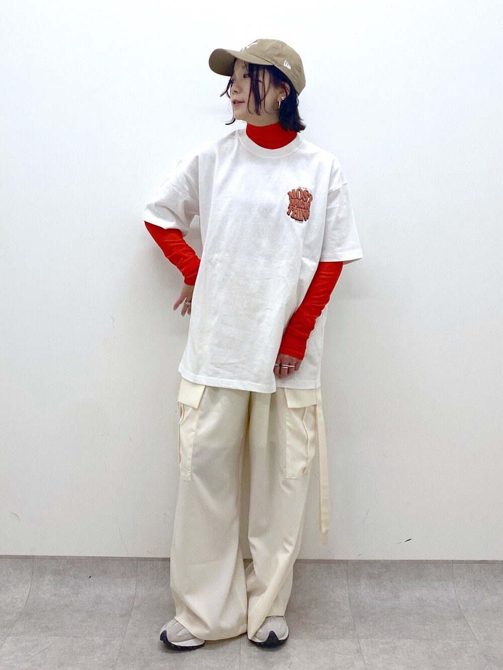 ホワイト系のトップス、ホワイト系のパンツ、ベージュ系のスニーカーを着用したレディースの春コーディネートの2枚目の写真