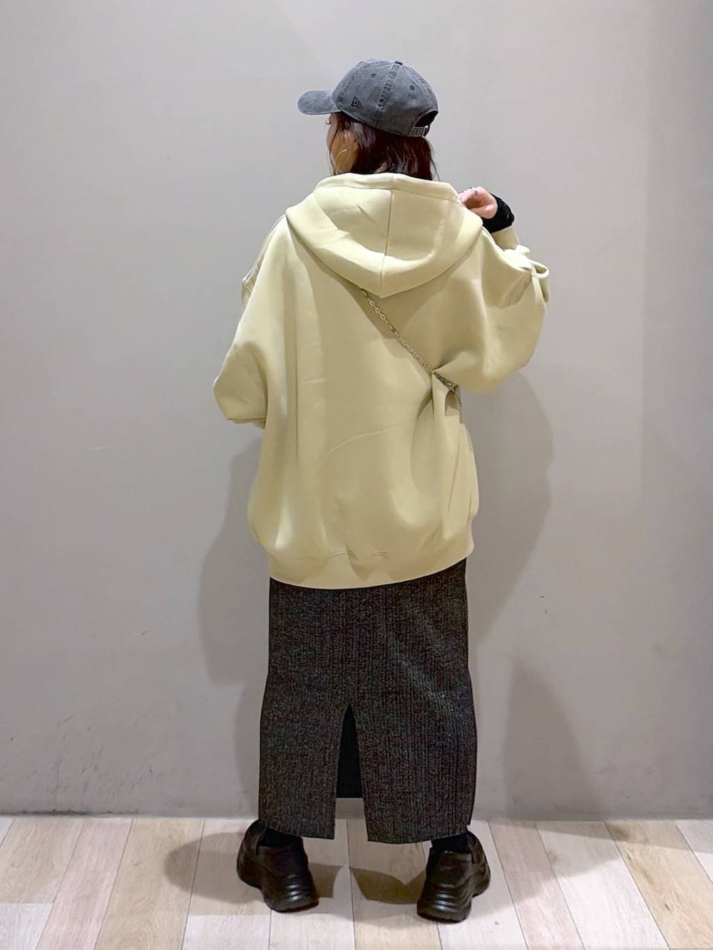 ブラック系のローファー、ブラック系のTシャツ/カットソー、ブラック系のスカートを着用したレディースの秋コーディネートの6枚目の写真