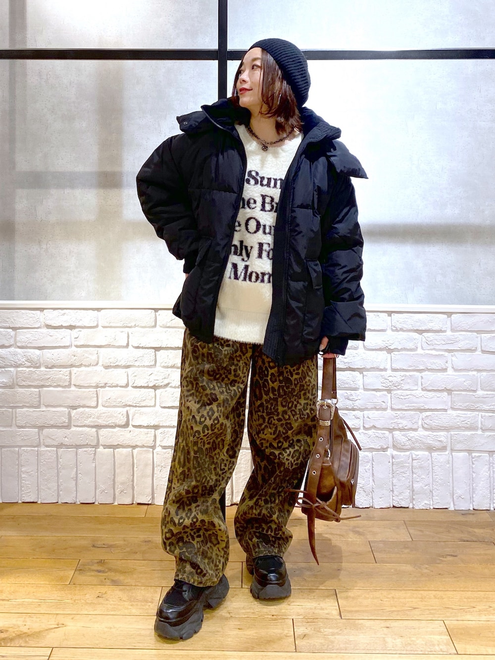 ホワイト系のニット/セーター、ブラック系のブルゾン、その他のデニムパンツを着用したレディースの冬コーディネートの5枚目の写真