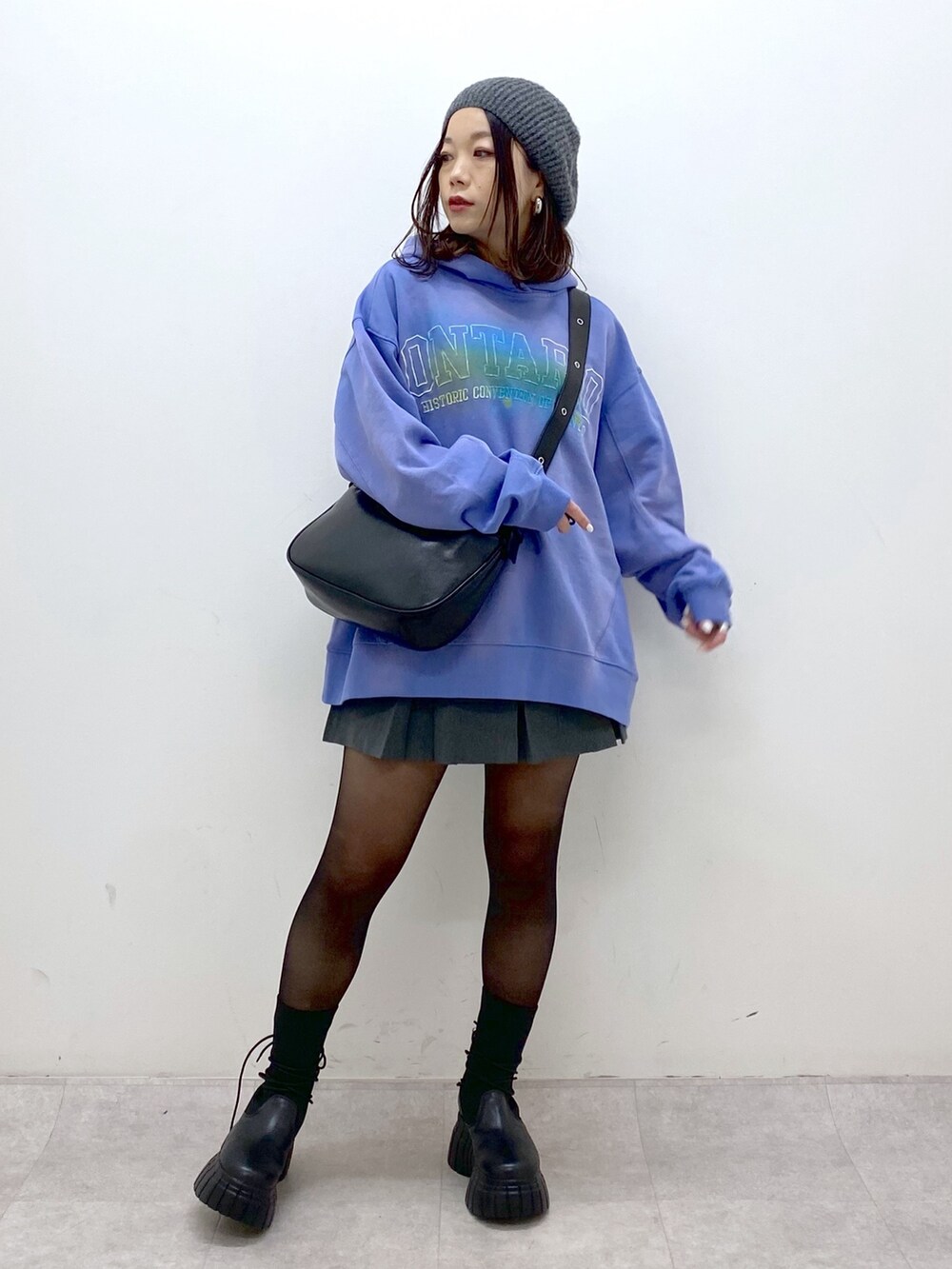 ブルー系のパーカー、ブラック系のショルダーバッグ、グレー系のその他パンツを着用したレディースの冬コーディネートの9枚目の写真