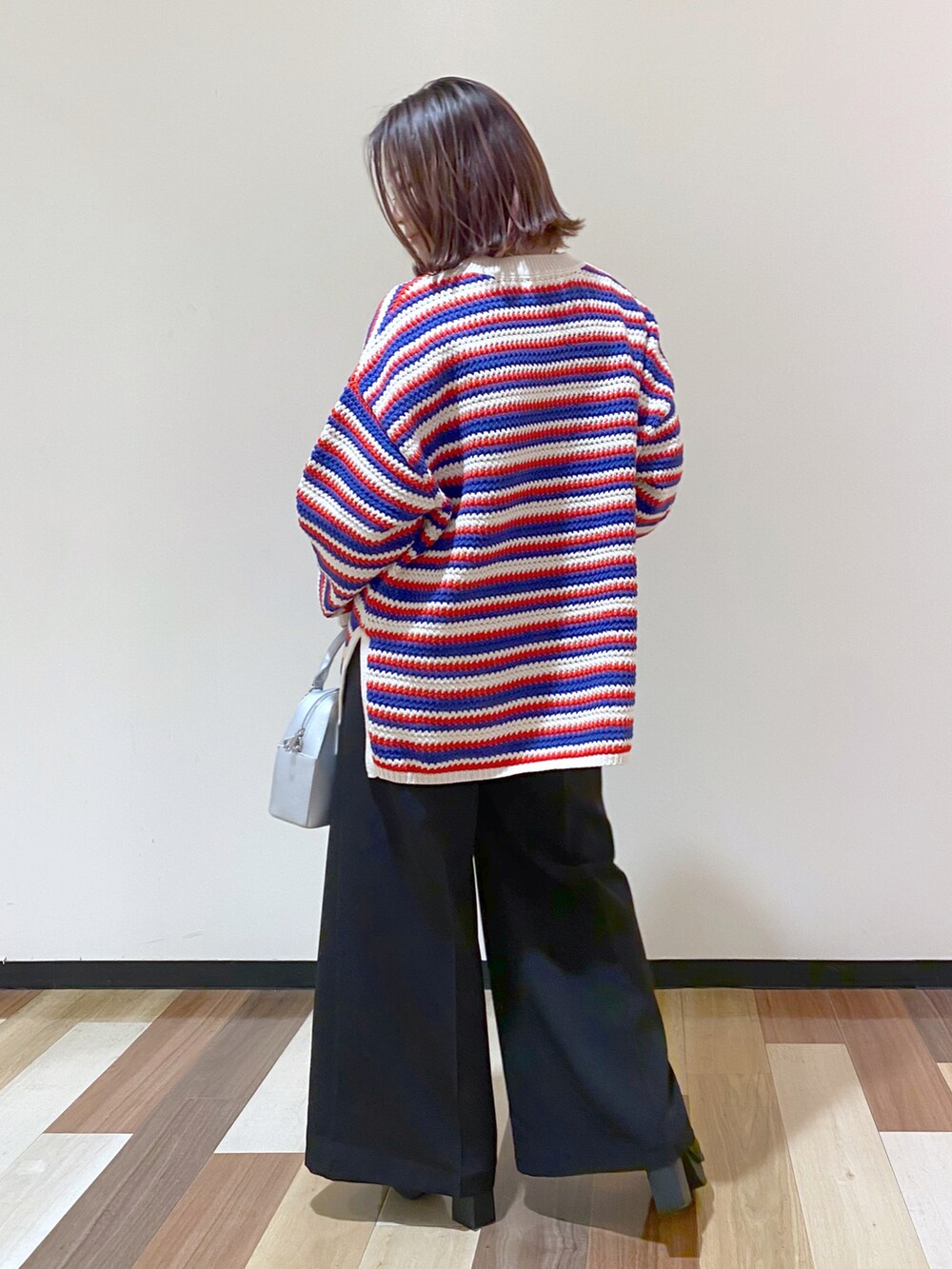 その他のニット/セーター、シルバー系のショルダーバッグ、ブラック系のスラックスを着用したレディースの冬コーディネートの4枚目の写真