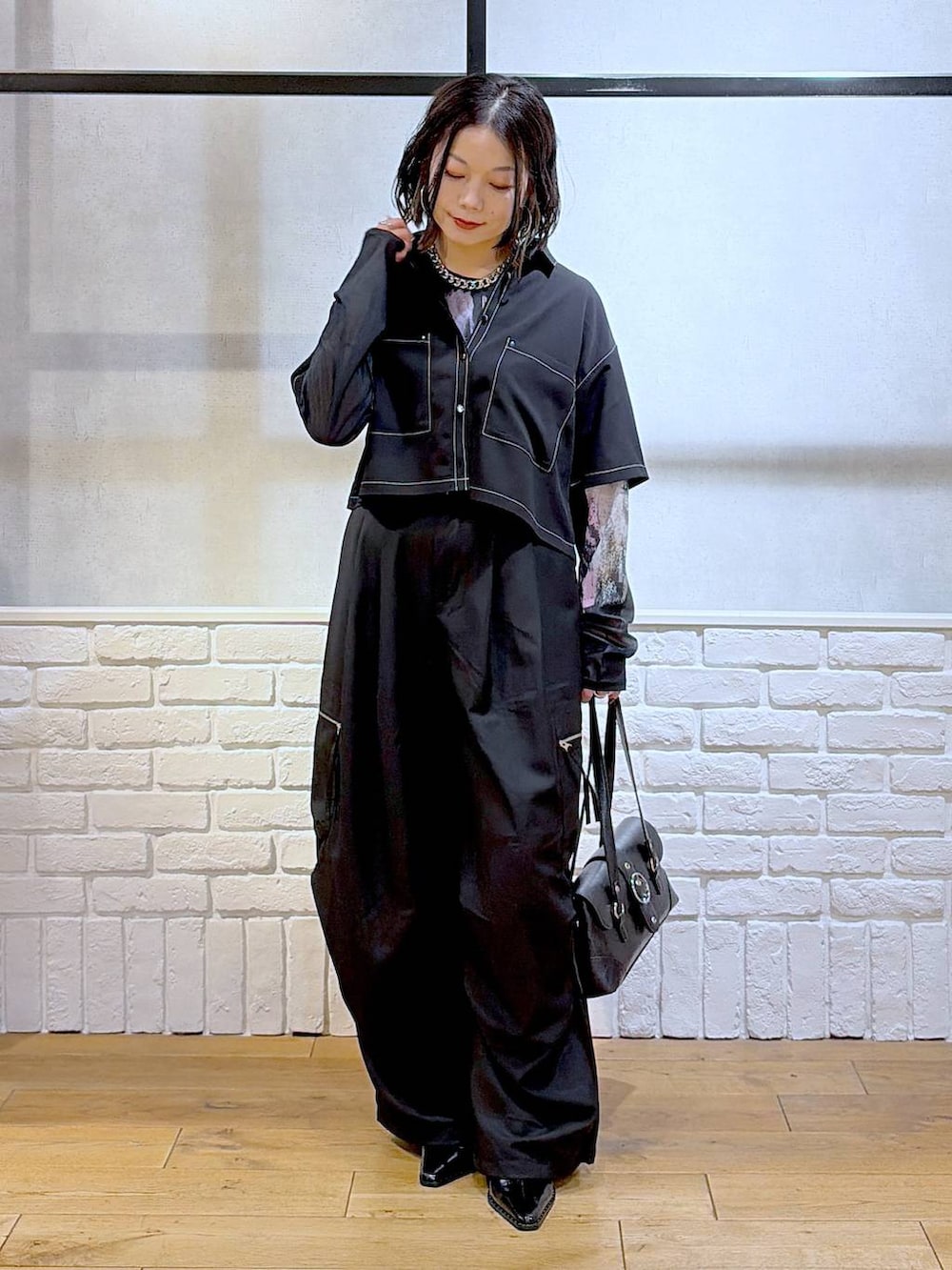 ブラック系のカーゴパンツ、ブラック系のシャツ/ブラウス、ブラック系のTシャツ/カットソーを着用したレディースの夏コーディネートの8枚目の写真