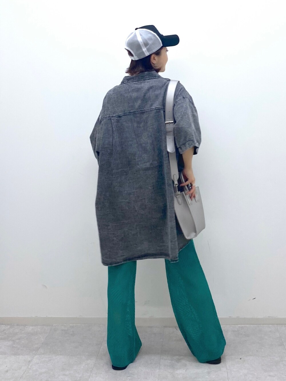 ブルー系のその他パンツ、その他のサンダル、ブラック系のシャツ/ブラウスを着用したレディースの夏コーディネートの4枚目の写真