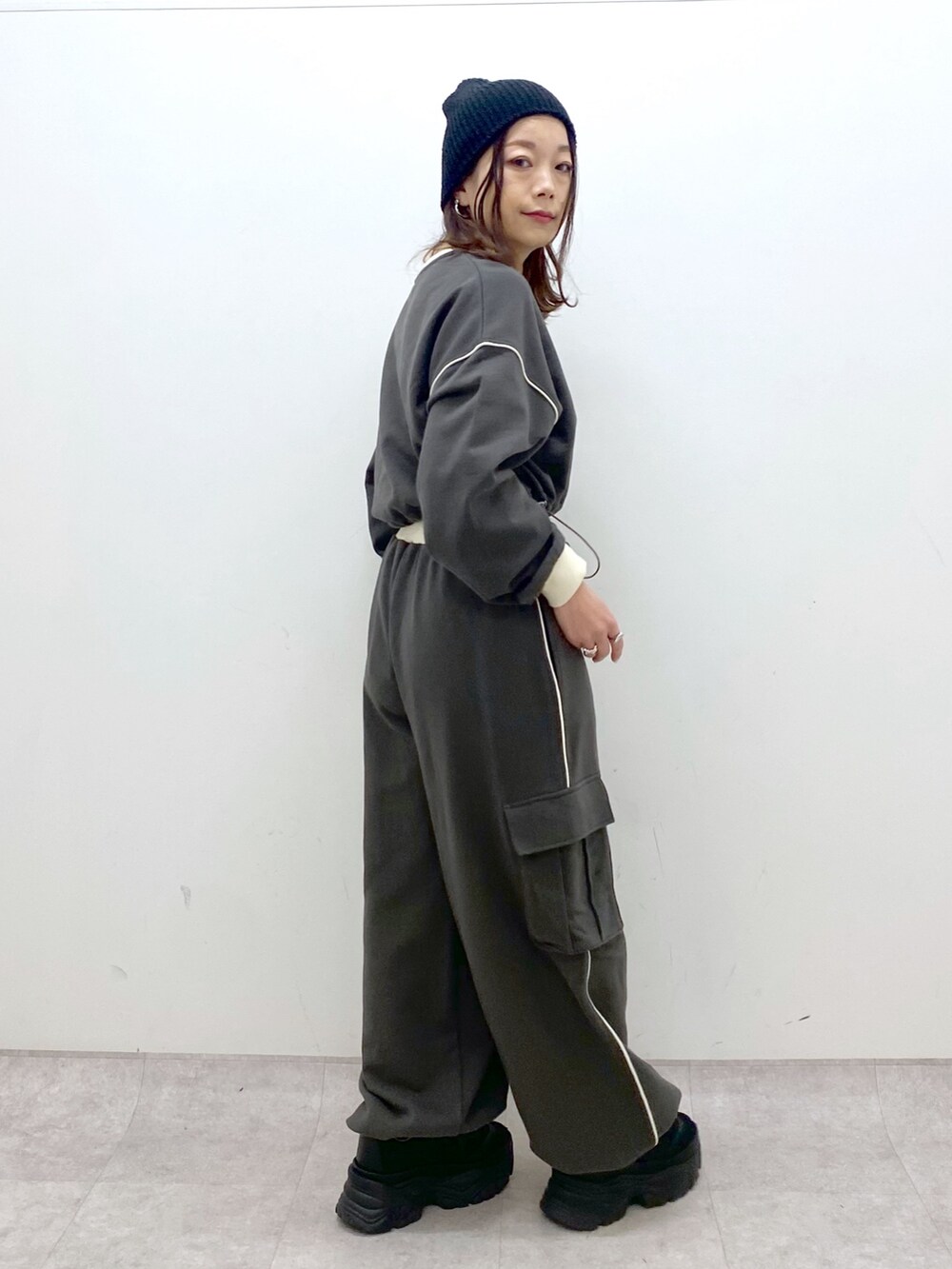 グレー系のスウェット、グレー系のスウェットパンツ、ブラック系のスニーカーを着用したレディースの冬コーディネートの6枚目の写真