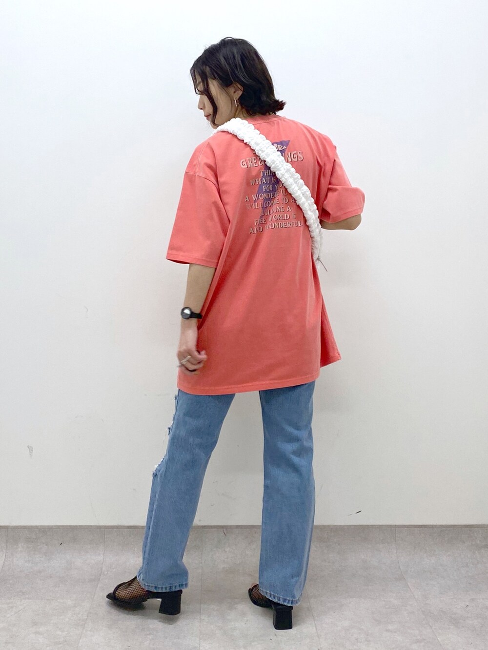 ホワイト系のバッグ、ブルー系のパンツ、レッド系のTシャツ/カットソーを着用したレディースの春コーディネートの4枚目の写真