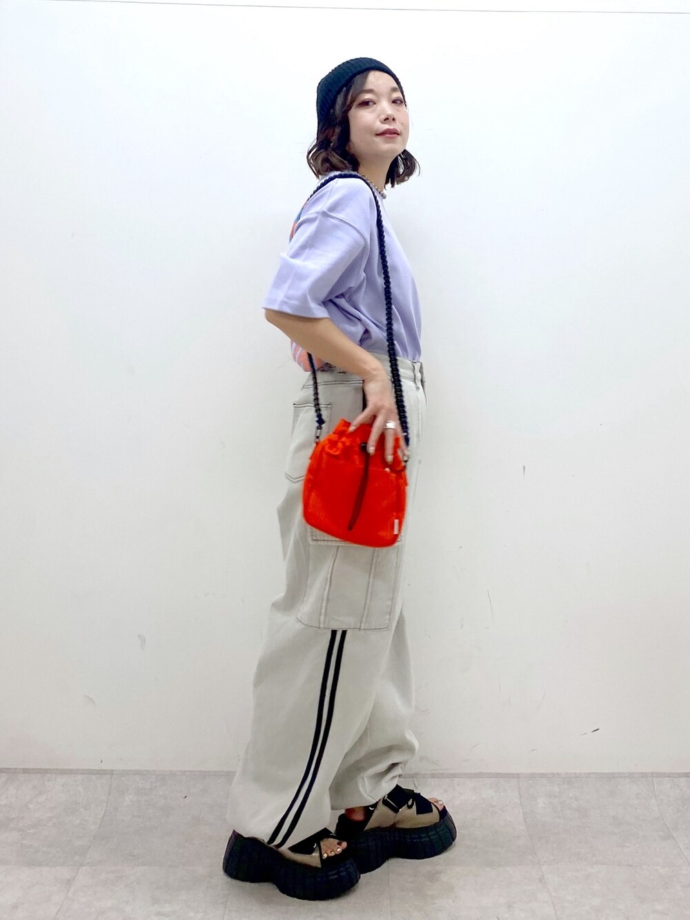 パープル系のTシャツ/カットソー、ホワイト系のデニムパンツ、その他のスニーカーを着用したレディースの夏コーディネートの5枚目の写真