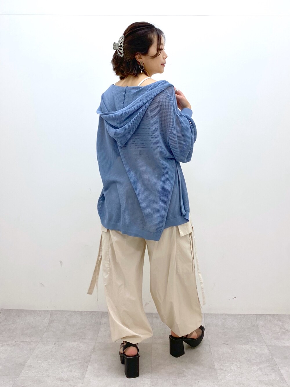 ホワイト系のカーゴパンツ、その他のサンダル、ブラック系のキャミソールを着用したレディースの夏コーディネートの3枚目の写真