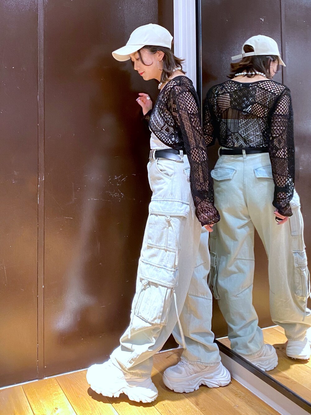 ブルー系のデニムパンツ、ホワイト系のスニーカー、ホワイト系のキャミソールを着用したレディースの夏コーディネートの7枚目の写真