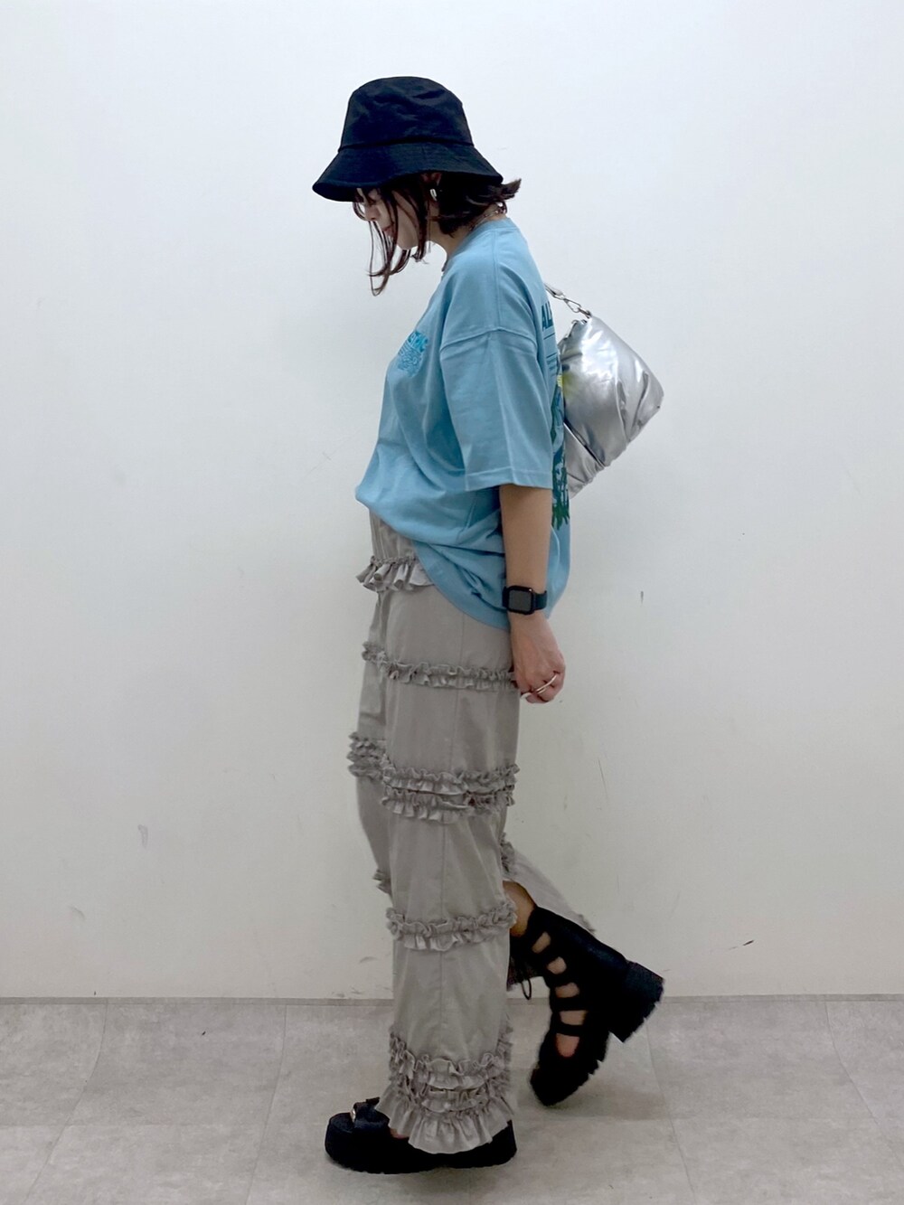 ブルー系のTシャツ/カットソー、シルバー系のショルダーバッグ、グレー系のスカートを着用したレディースの夏コーディネートの8枚目の写真