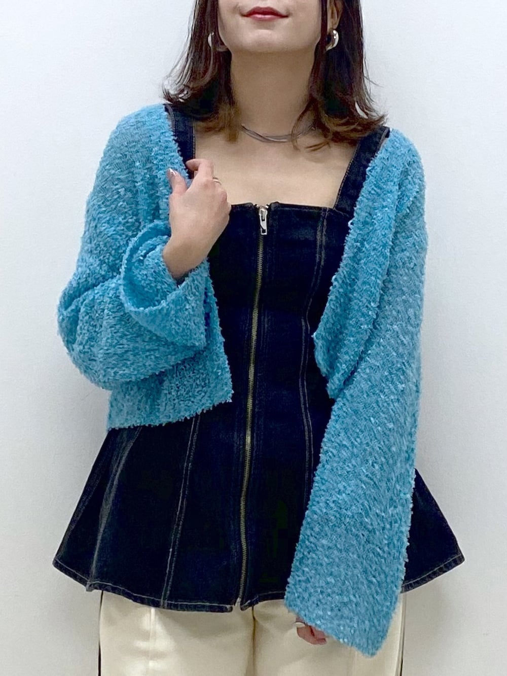 ホワイト系のその他パンツ、ブラック系のスニーカー、ブルー系のカーディガン/ボレロを着用したレディースの春コーディネートの2枚目の写真