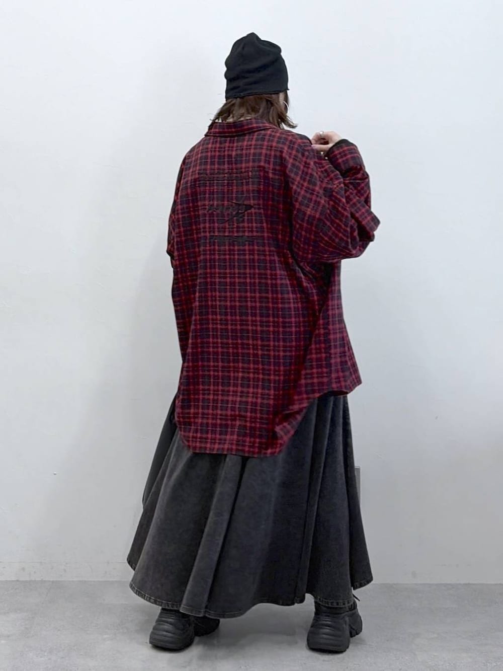 ブラック系のスニーカー、ブラック系のデニムスカート、ブラック系のトートバッグを着用したレディースの春コーディネートの8枚目の写真