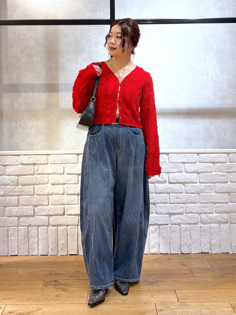 ホワイト系のキャミソール、ブラック系のハンドバッグ、ブラウン系のサンダルを着用したレディースの春コーディネートの9枚目の写真