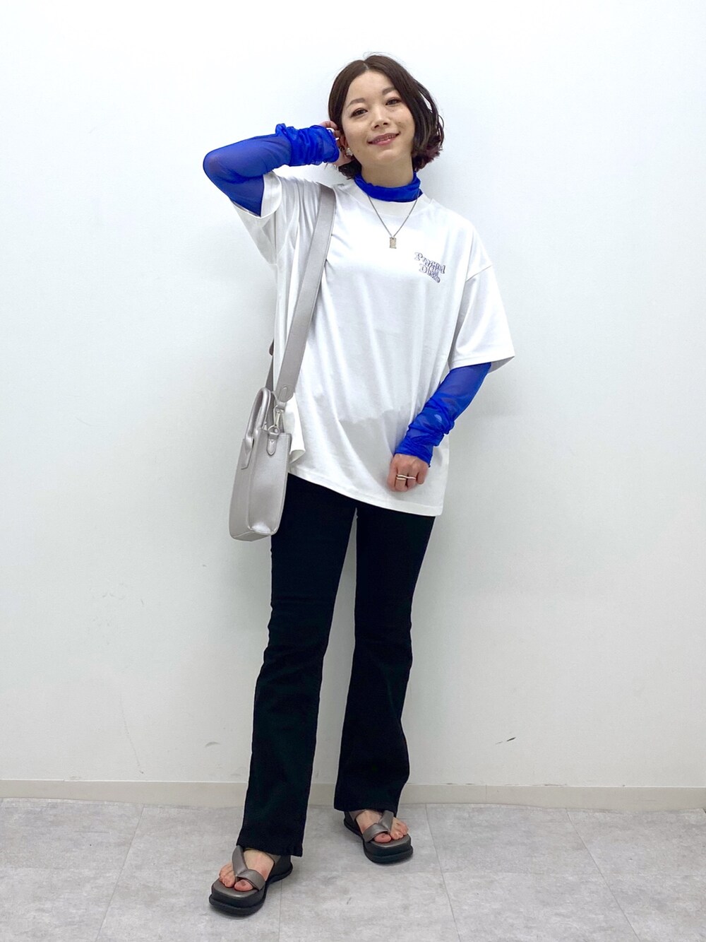 ホワイト系のTシャツ/カットソー、ブラック系のデニムパンツ、その他のサンダルを着用したレディースの夏コーディネートの2枚目の写真