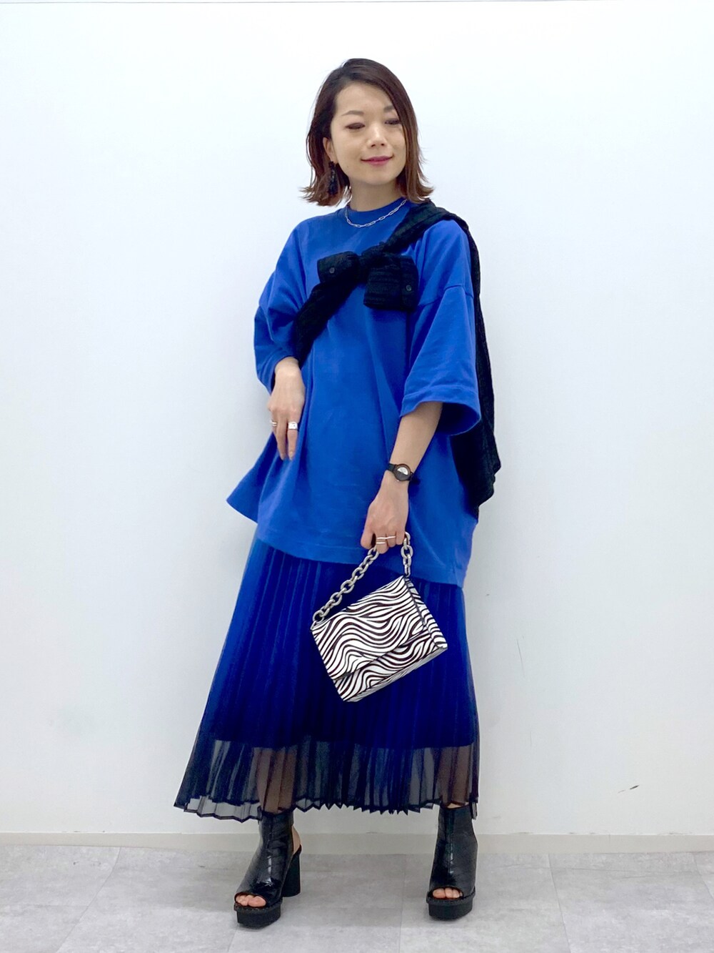 ブルー系のTシャツ/カットソー、ブルー系のスカート、その他のショルダーバッグを着用したレディースの春コーディネートの5枚目の写真