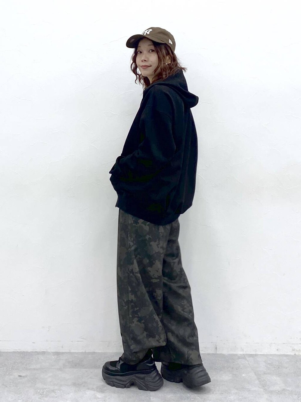 ブラック系のブーツ、ホワイト系のキャミソール、その他のその他パンツを着用したレディースの秋コーディネートの5枚目の写真