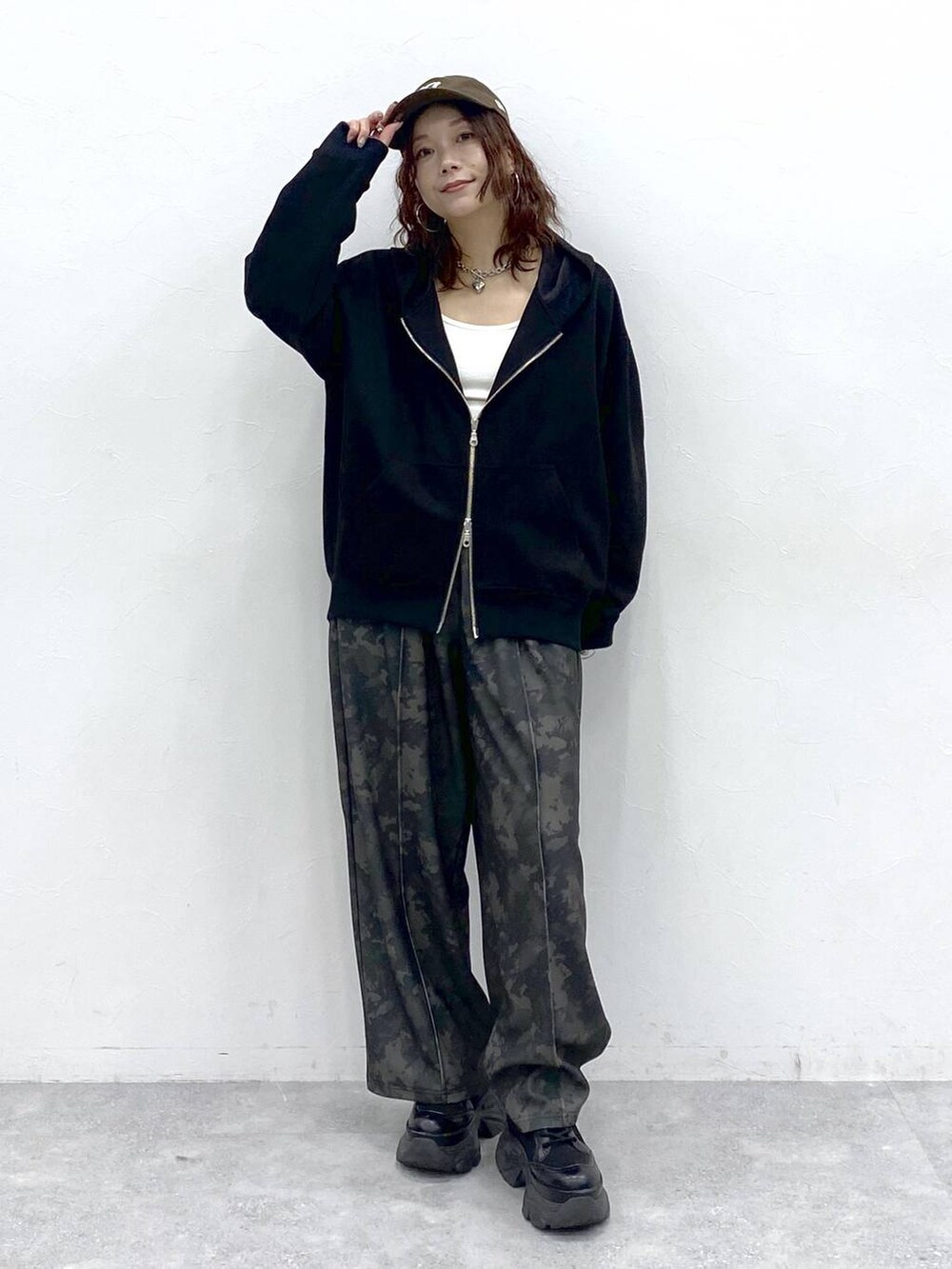 ブラック系のブーツ、ホワイト系のキャミソール、その他のその他パンツを着用したレディースの秋コーディネートの9枚目の写真