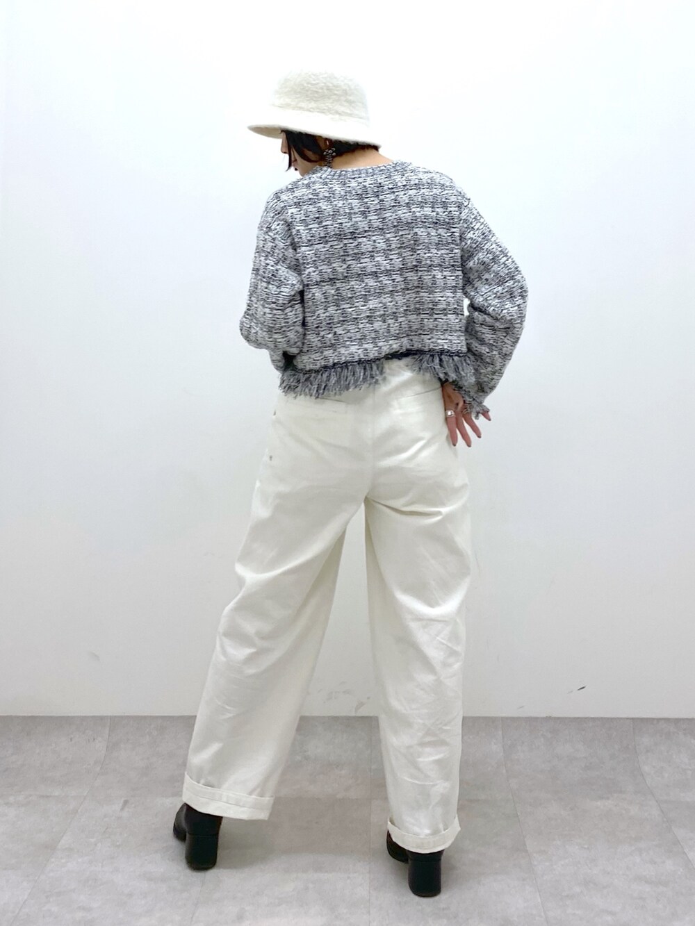 ホワイト系のその他パンツ、ホワイト系のニット/セーター、ブラック系のシューズを着用したレディースの春コーディネートの3枚目の写真