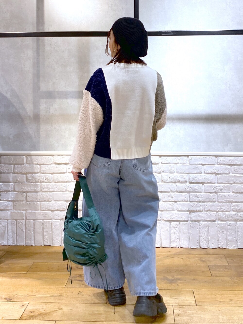 「クリスマスに着たい服、デニム、ニット帽、ニット、ブーツ、テーマパークコーデ、冬コーデ、休日スタイル、きれいめカジュアル、ショルダーバッグ、低身長、オトナカジュアル、ワイドパンツ、ショート丈トップス、ロゴニット」｜「PAGEBOYのタックデニムパンツ（デニムパンツ、ブルー系）」を使った、Chisaさん（レディース・154cm）の冬コーディネートの7枚目の写真