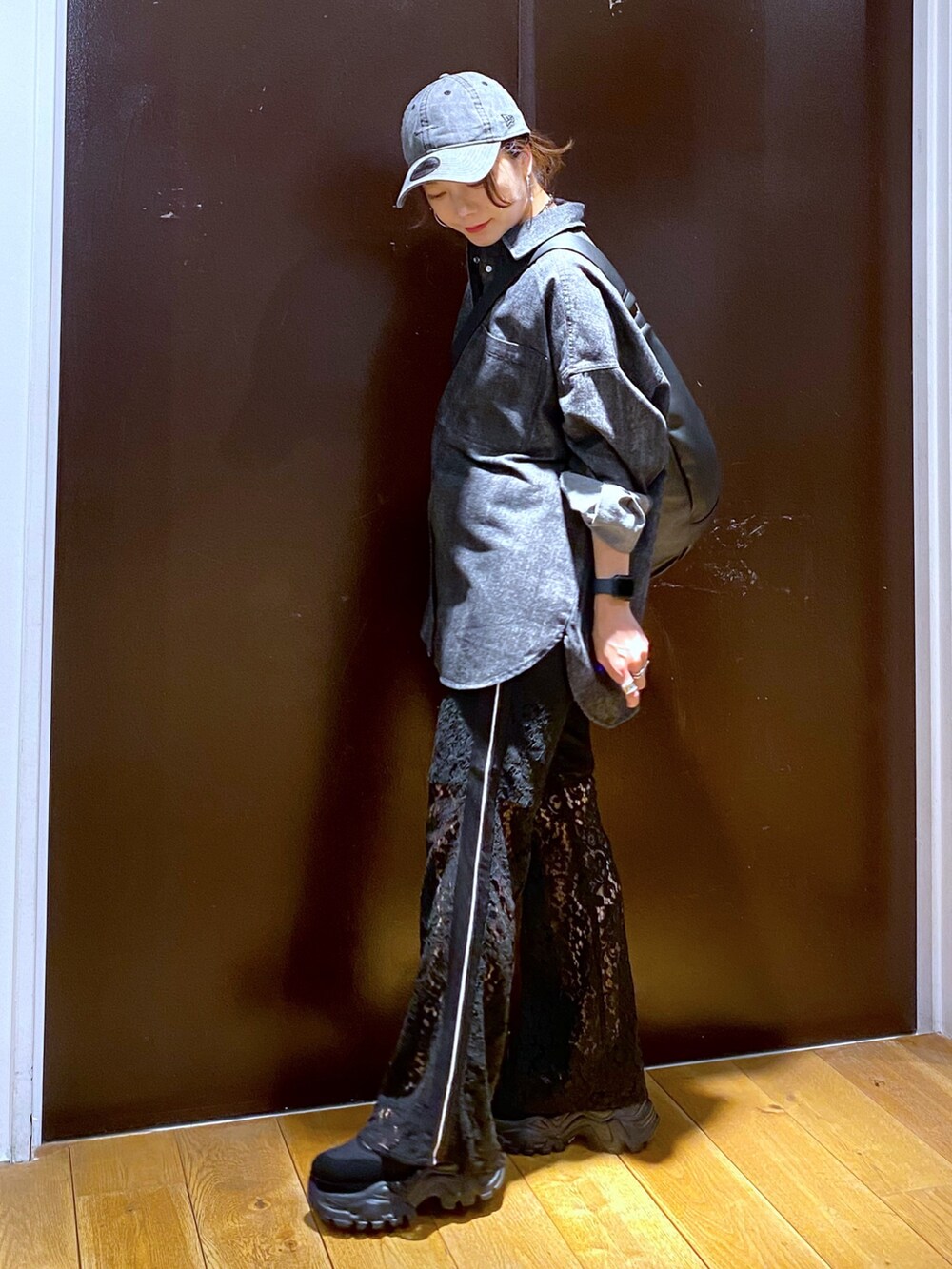 ブラック系のその他パンツ、ブラック系のスニーカー、ブラック系のショルダーバッグを着用したレディースの秋コーディネートの4枚目の写真