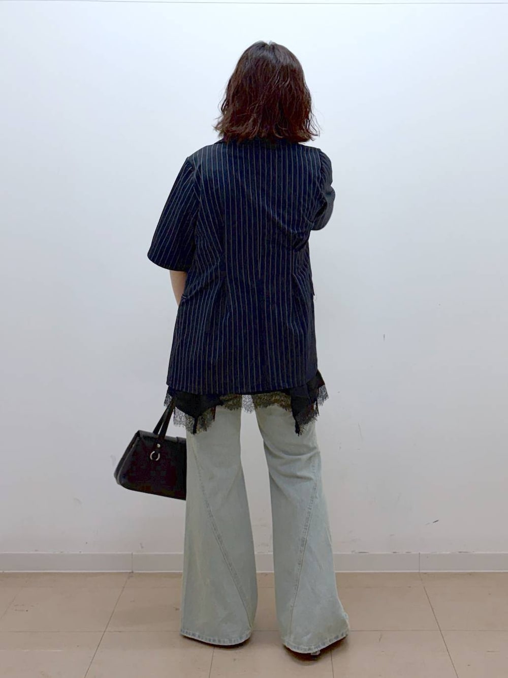 ブルー系のデニムパンツ、その他のサンダル、ブラック系のキャミソールを着用したレディースの夏コーディネートの6枚目の写真