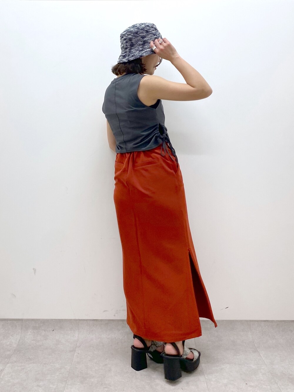 ホワイト系のサンダル、オレンジ系のスカート、グレー系のTシャツ/カットソーを着用したレディースの夏コーディネートの4枚目の写真