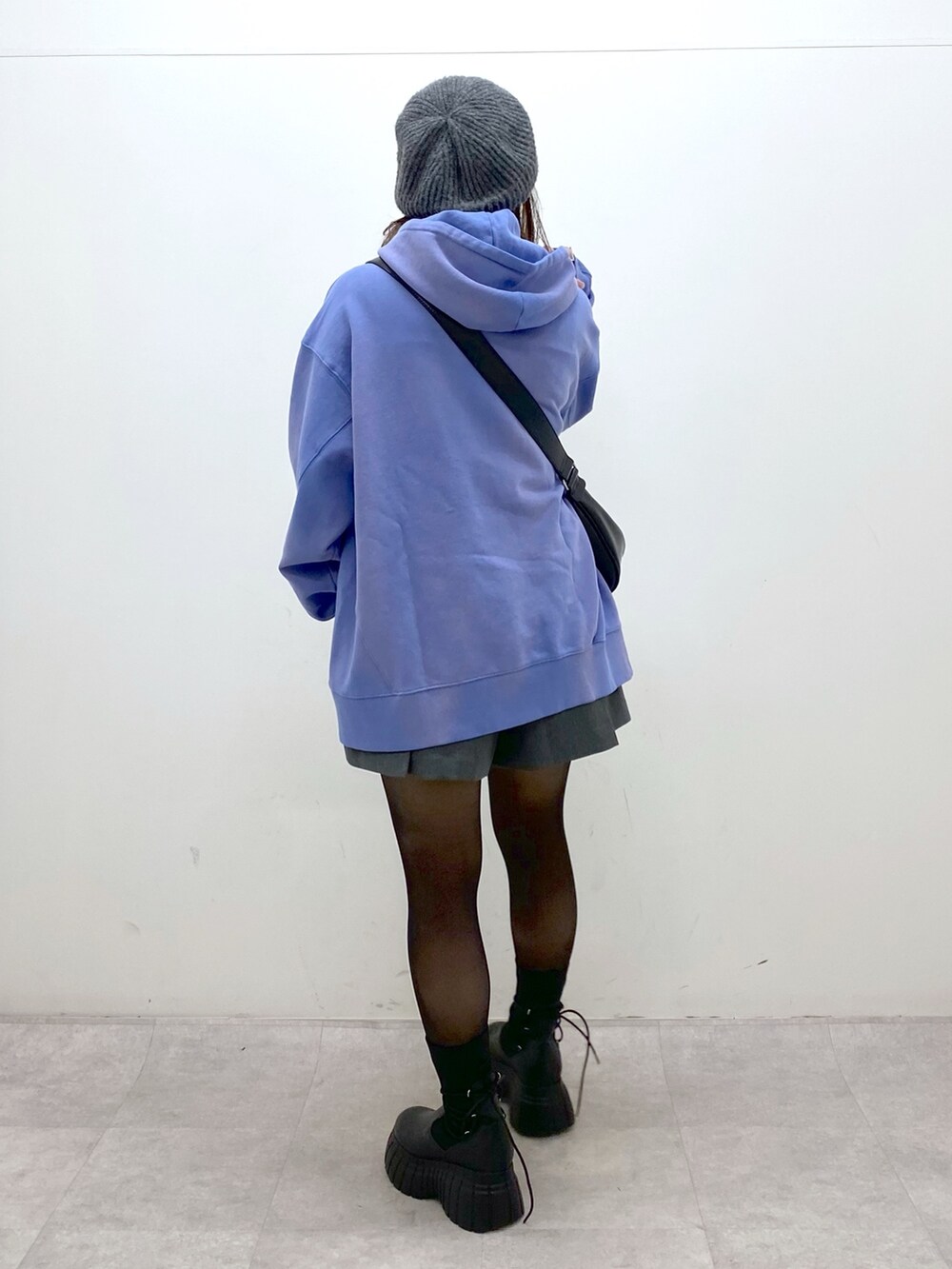 ブルー系のパーカー、ブラック系のショルダーバッグ、グレー系のその他パンツを着用したレディースの冬コーディネートの6枚目の写真